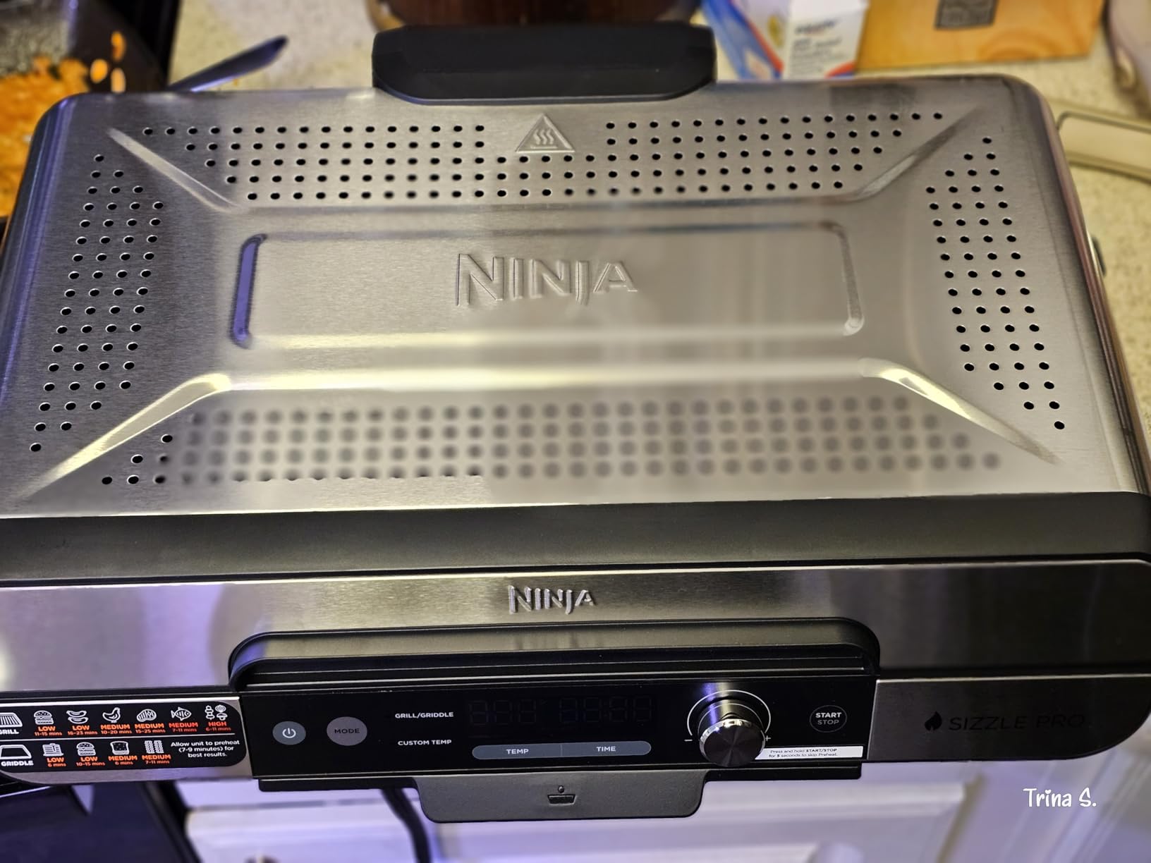 Ninja Griddle and Indoor Grill, 14'', Electric Grill, For Steak, Burgers, Salmon, Veggies, and More, Pancake Griddle, Nonstick, Dishwasher Safe, 500F, Even Cooking, Silver, GR101 customer photo 2