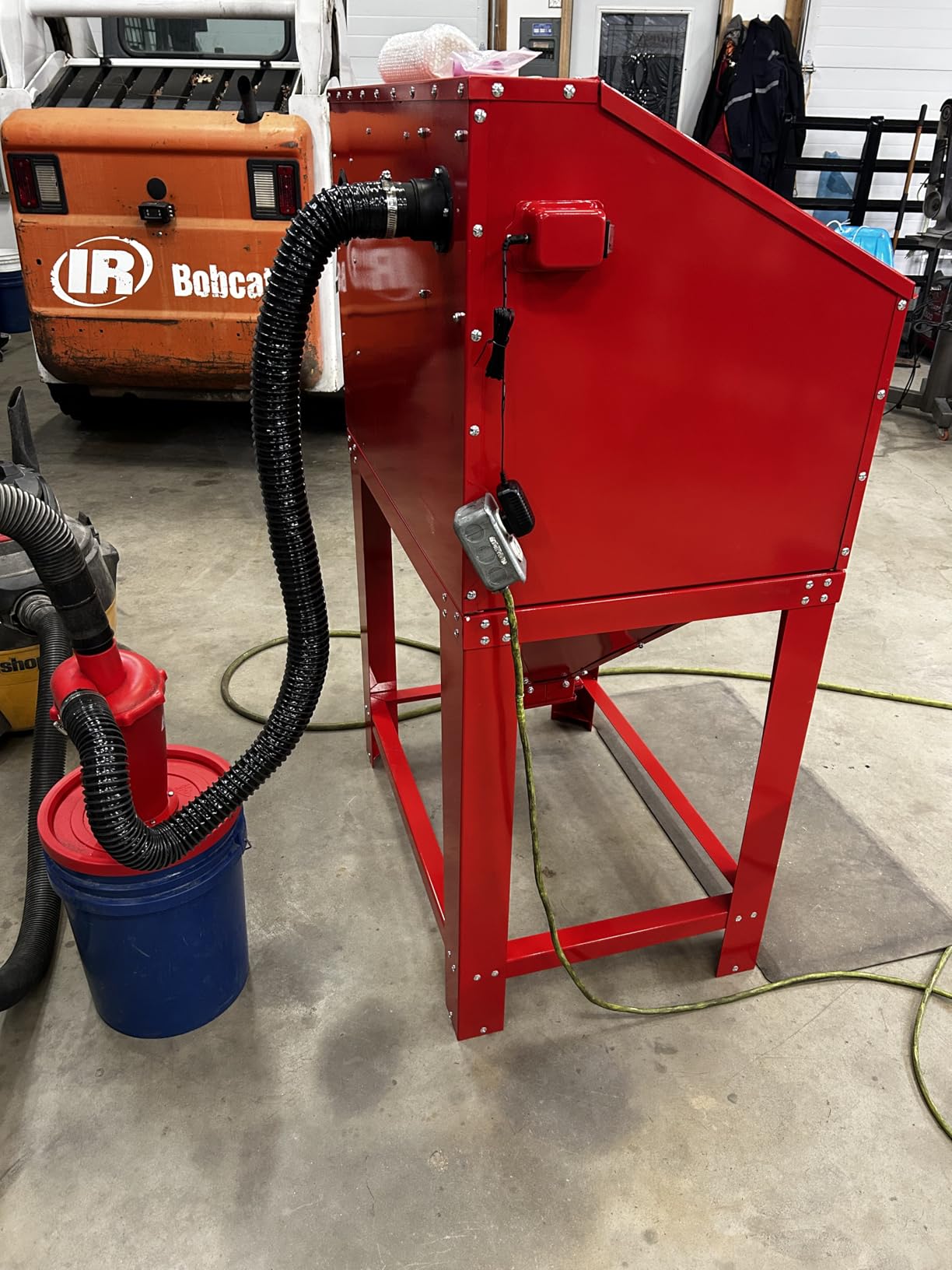 40 Gallon Bench Top Air Sandblasting Cabinet, Heavy Duty Steel Cabinet Sandblaster Abrasive Blast with Gun and 4 x Nozzles Air Compressor Delivery 60-125PSI/6-25CFM for Rust Removal, Stain, Paint customer photo 1