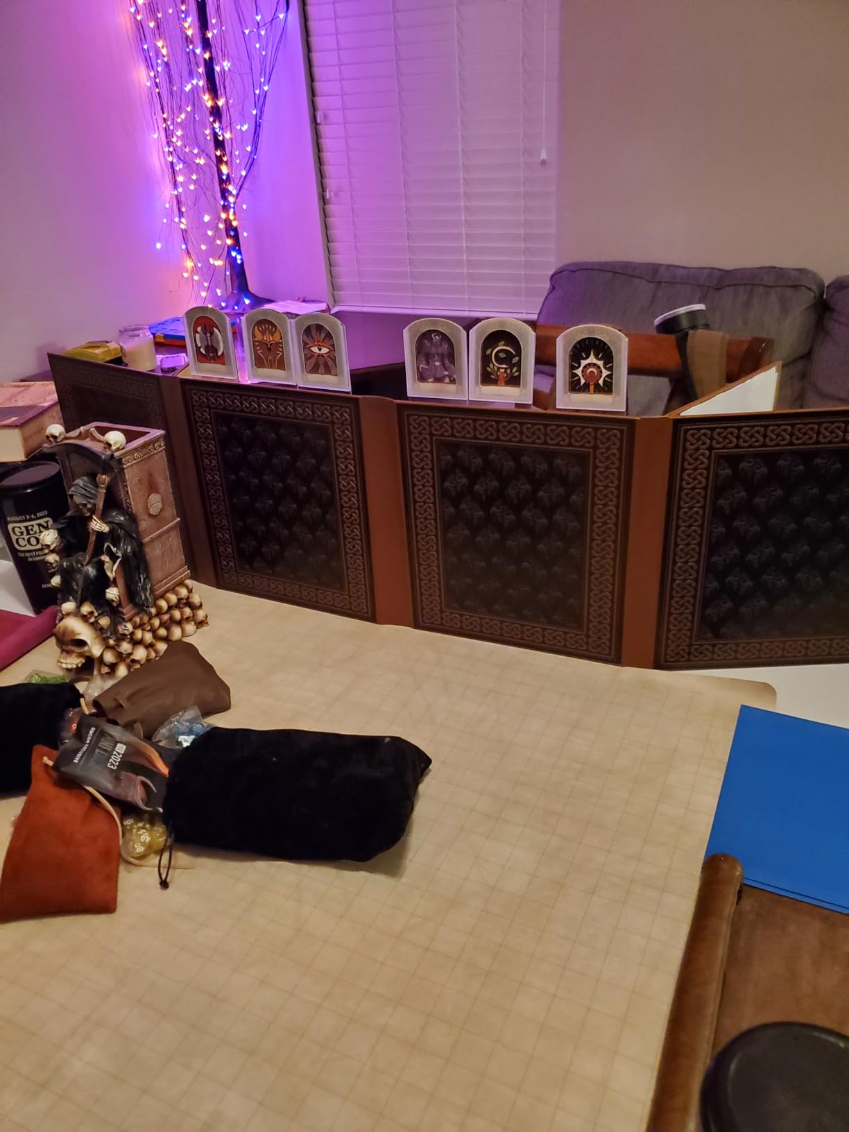 CASEMATIX DM Screen Faux Leather 8-Panel Deluxe GM Screen - Eight Panel Folding Dungeon Master Screen with 2 Swinging Panels and Wet Erase Pockets for TTRPGs, Inserts Not Included, Brown customer photo 1