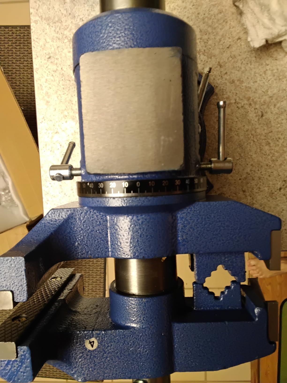 VEVOR Bench Vise 6 Inch, Double Swivel Rotating Heavy Duty Vise Head/Body Rotates 360°, Pipe Vise Bench Vices 30Kn Clamping Force, for Clamping Fixing Equipment Home or Industrial Use customer photo 1