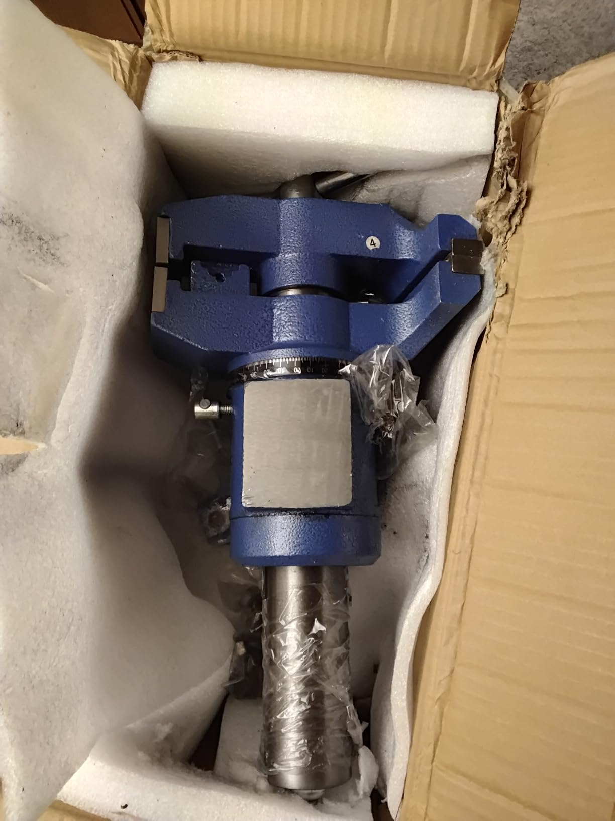 VEVOR Bench Vise 6 Inch, Double Swivel Rotating Heavy Duty Vise Head/Body Rotates 360°, Pipe Vise Bench Vices 30Kn Clamping Force, for Clamping Fixing Equipment Home or Industrial Use customer photo 2