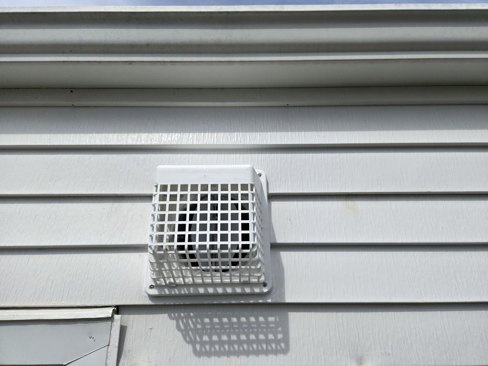 HG Power 10 Inch Metal Exhaust Fan with Switch, 988 CFM Powerful Garage Exhaust Fan with Damper, Potable Wall Mount Fan Fume Extractor Ventilation Fan for Shop, Shed, Basement, Chicken Coop, Silver customer photo 1