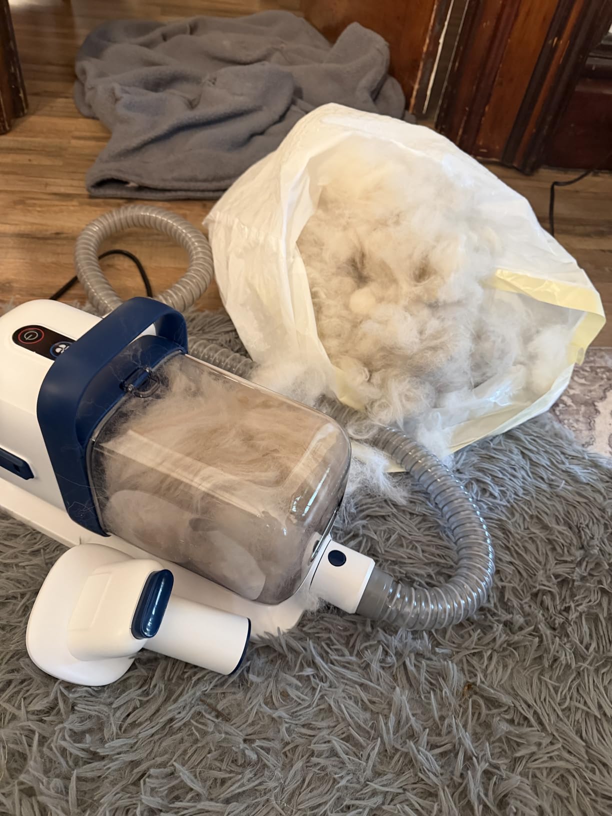 buenkee Dog Grooming Kit with Vacuum, 15000Pa Pet Hair Clipper and Shedding Brush, 50dB Low Noise, 2L Capacity, White customer photo 2