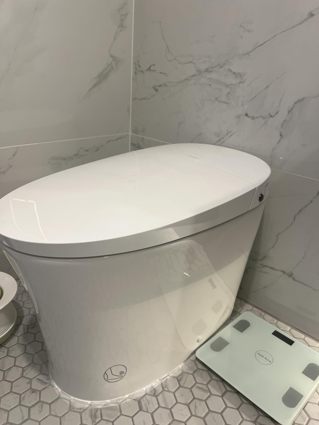 WOODBRIDGE B0970S One Piece Elongated Smart Tankless Bidet Toilet, ADA Height, Auto Flush, Foot Sensor Operation, Heated Seat with Integrated Multi Function Remote Control in White customer photo 2
