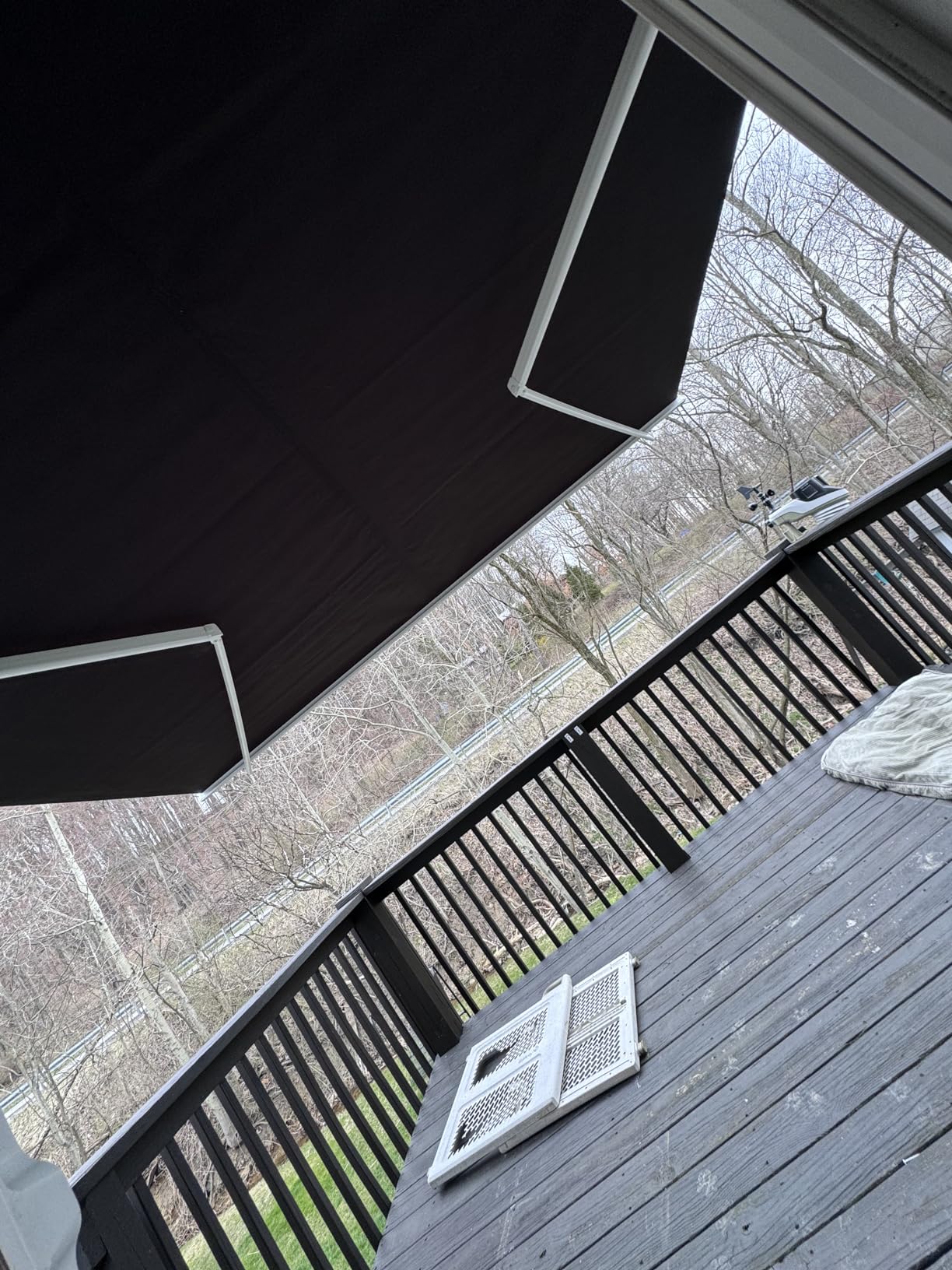 Outsunny 16' x 10' Electric Awning, Retractable Awning, UV Protection Sun Shade Shelter with Remote Controller and Manual Crank Handle for Deck, Balcony, Yard, Black customer photo 1