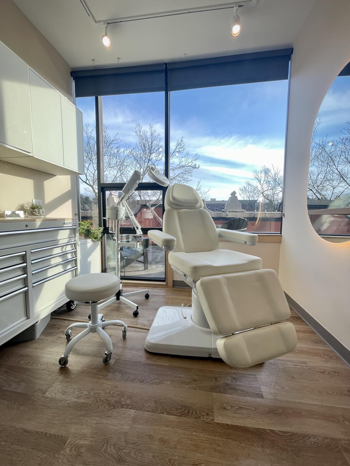 OmySalon Electrical Facial Beauty Spa Medical Treatment Bed, 120 Degree Rotation Massage Tattoo Dental Aesthetic Chair with 3 Motors & Remote Control, Black customer photo 1