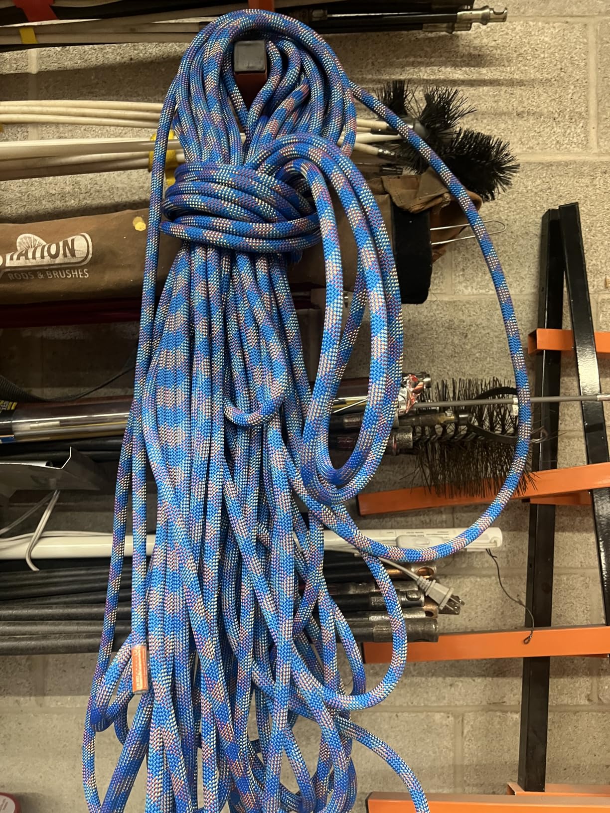 VEVOR 10.2mm Dynamic Climbing Rope, Outdoor Rock Climbing Rope 25KN Breaking Tension, Stretchable Fiber Rope with Steel Snap Hooks for Escape, Rappelling, Fire Rescue, Blue (70m) customer photo 1