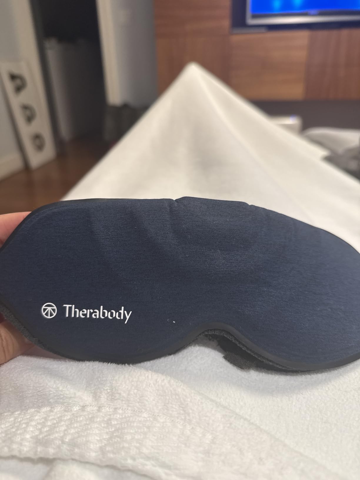 TheraGun Therabody Sleep Mask Ultra-Comfortable, 100% Blackout Sleep Eye Mask with Gentle Eye Massager Vibration customer photo 1