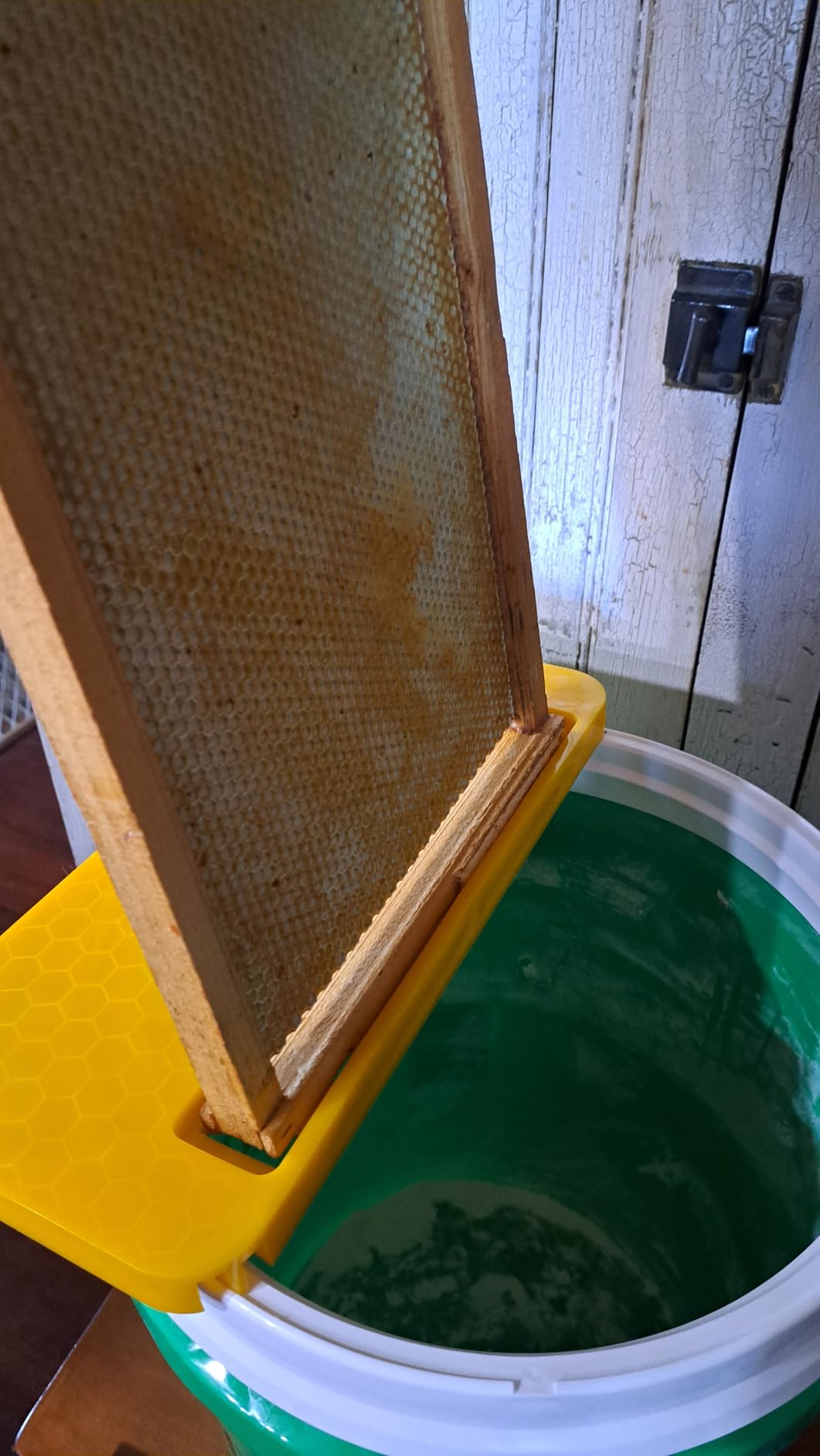 Uncapping Tank Holder, Fit in 5 and 6 Gallon Bucket Honey Uncapping Tank Holder, Beekeeper Flat Honey Shelf for Hive Cleaning Tool, Plastic Honey Bucket Scraper Tool customer photo 2