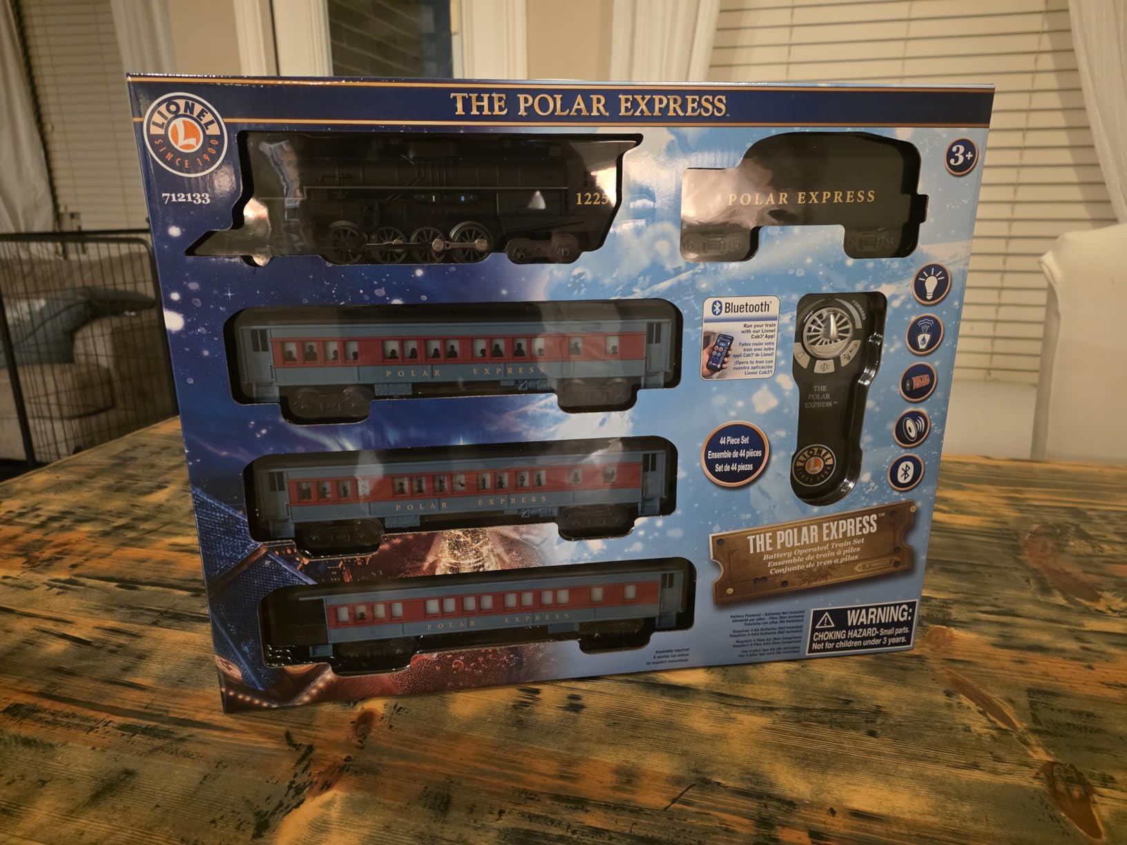 Lionel The Polar Express Battery O Gauge Toy Train Set with Remote, Locomotive, Train Cars, & Track with Authentic Train Sounds, Lights, & Water Vapor Smoke Effects for Kids 4+ customer photo 2