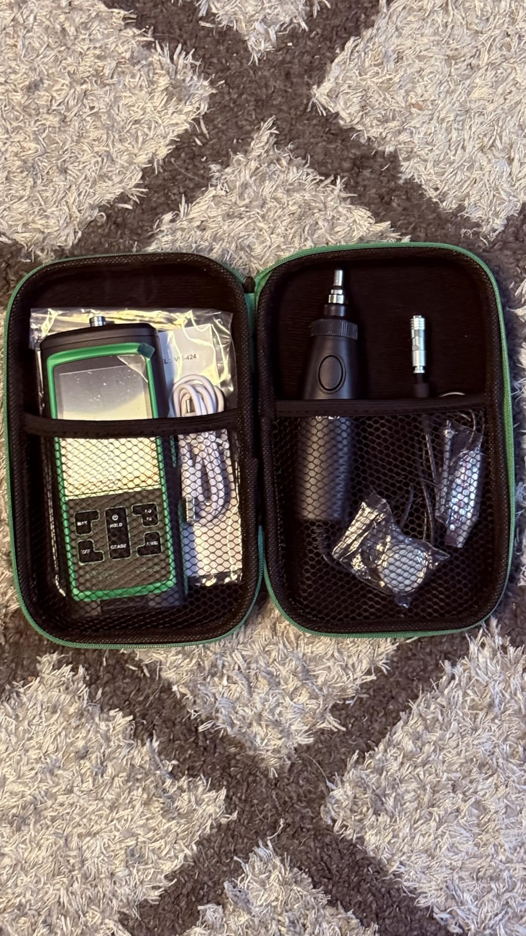 Industrial Vibration Meter - VM-424 with Remote Probe, Acceleration 0.1-199.9 m/s², Velocity 0.1-199.9 mm/s, Displacement 0.001-1.999 mm, 10Hz-3kHz, Magnetic Sensor customer photo 1