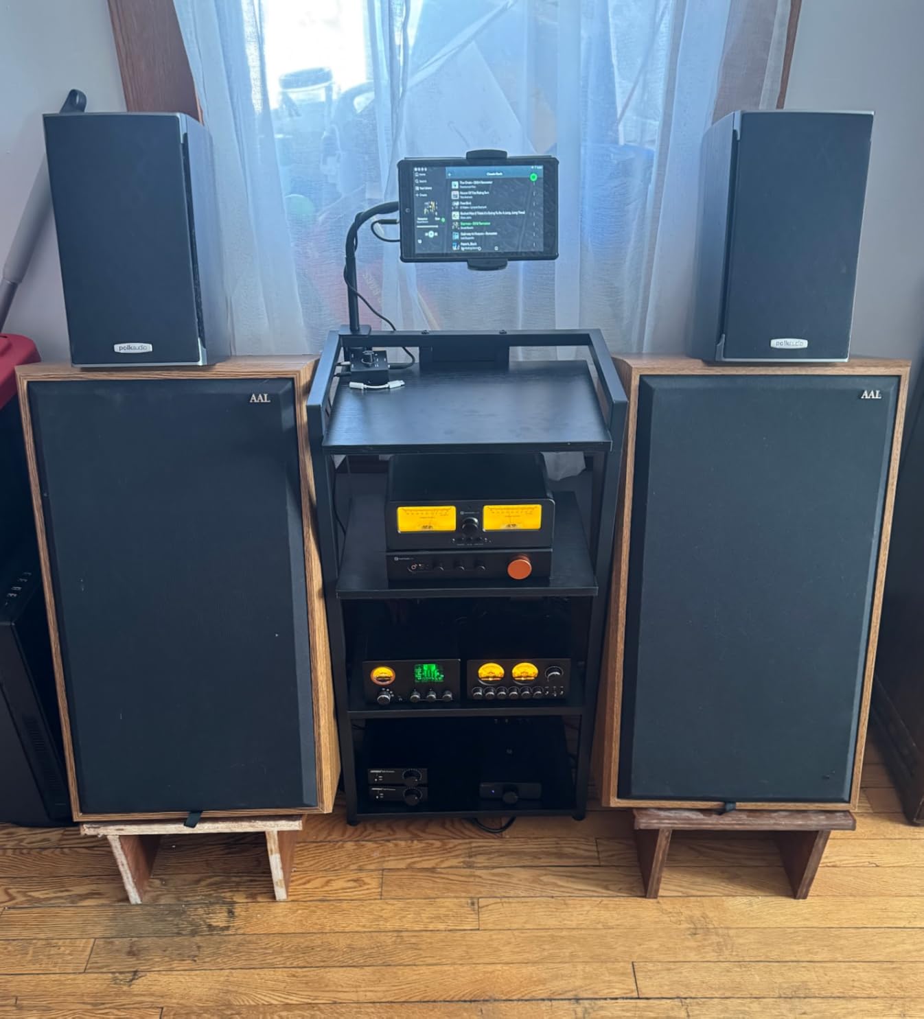 Douk Audio Vacuum Tube Preamp: Headphone Amp with VU Meter, 4-Way RCA Selector Switch Box, Preamplifier with Tone Control for Receivers, Amplifiers, Speakers, 16-600 Ohm Headphones (TUBE-T5C) customer photo 1