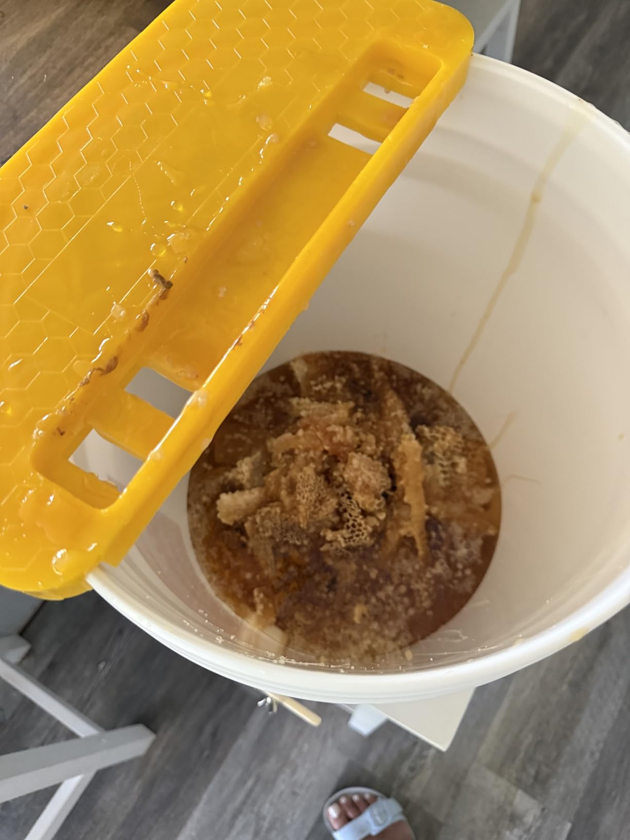 witbee 5 Gallon Honey Bucket with Honey Gate Valve Kit - Plastic Double Layer Strainer, Uncapping Knife, Honey Uncapping Tank Holder, Beekeeping Equipment, Honey Extractor Equipment customer photo 1