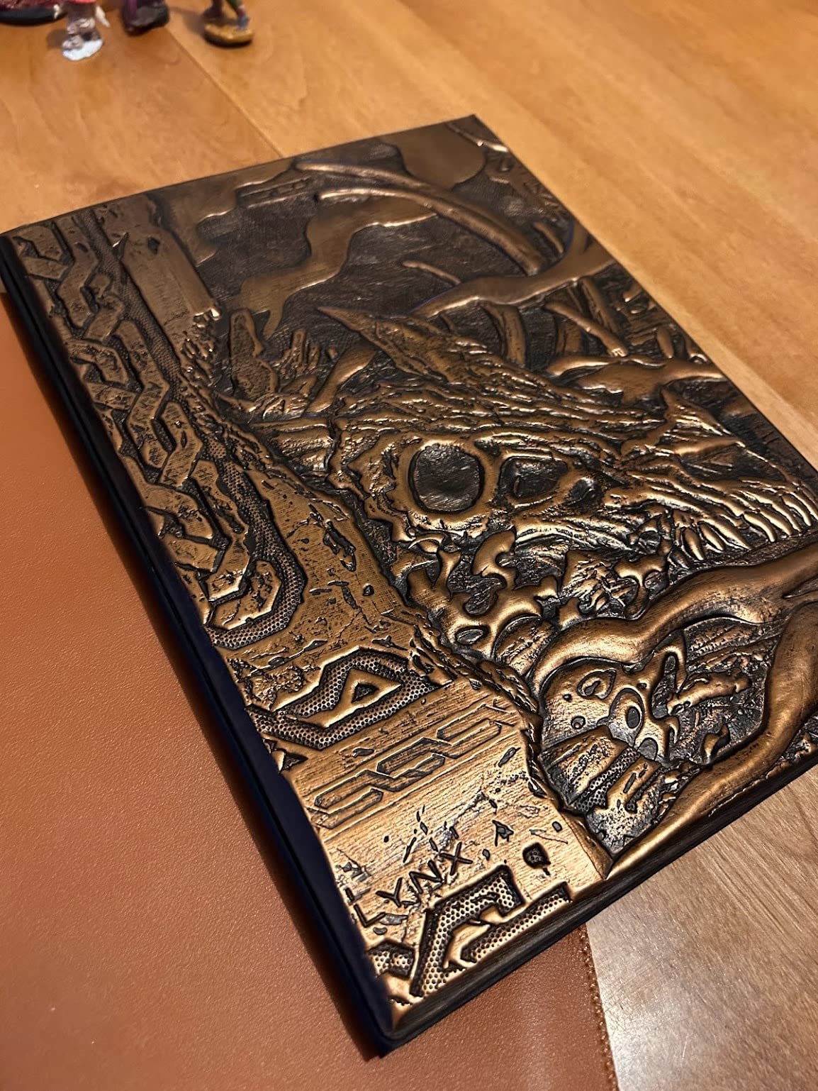 DND DM Screen 5e - D&D Dungeon Master Screen 3D Faux Leather with Customizable Inserts - Dungeons & Dragons GM / Game Master Accessories Gift for Man or Woman. Hide Dice Rolls, Maps & Books (Colored) customer photo 2