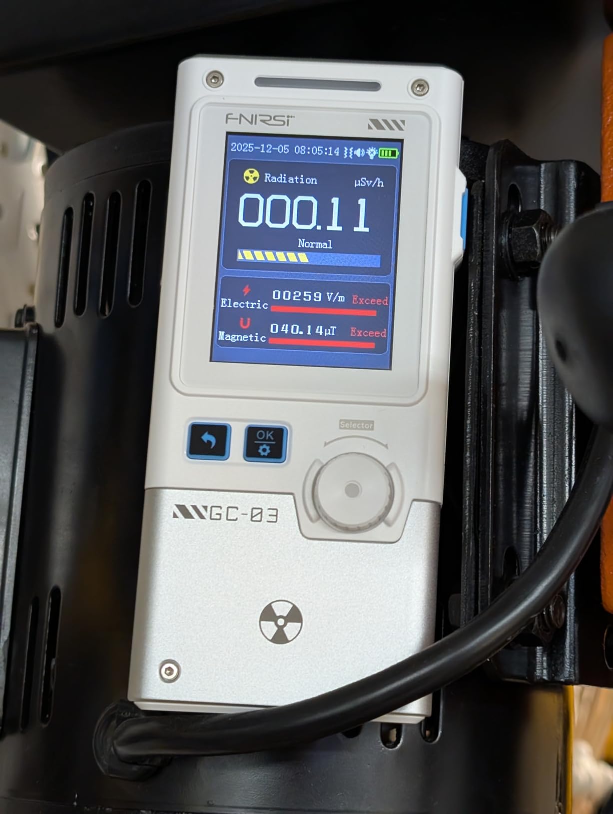 FNIRSI GC-03 Geiger Counter Electromagnetic Detector, 3in1 Nuclear Radiation Detector EMF Meter, Handheld Rechargeable Radiation Dosimeter, Gamma Beta X-ray Monitor customer photo 2