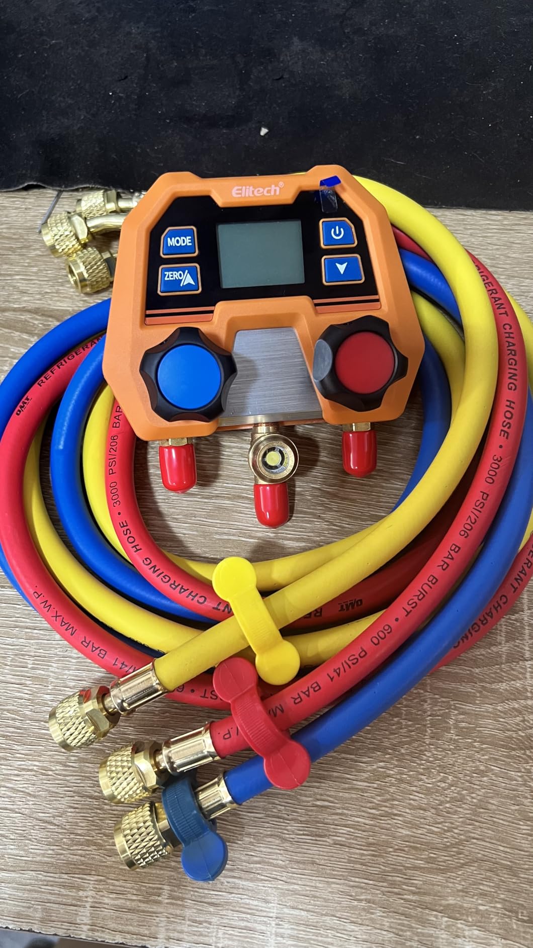 Elitech HVAC Gauge Set, Digital Manifold Gauge Set for HVAC & Automotive Systems, Supports 88 Refrigerants, DMG-2SE with 3 Color Hoses & 2 R410A Adapters customer photo 1