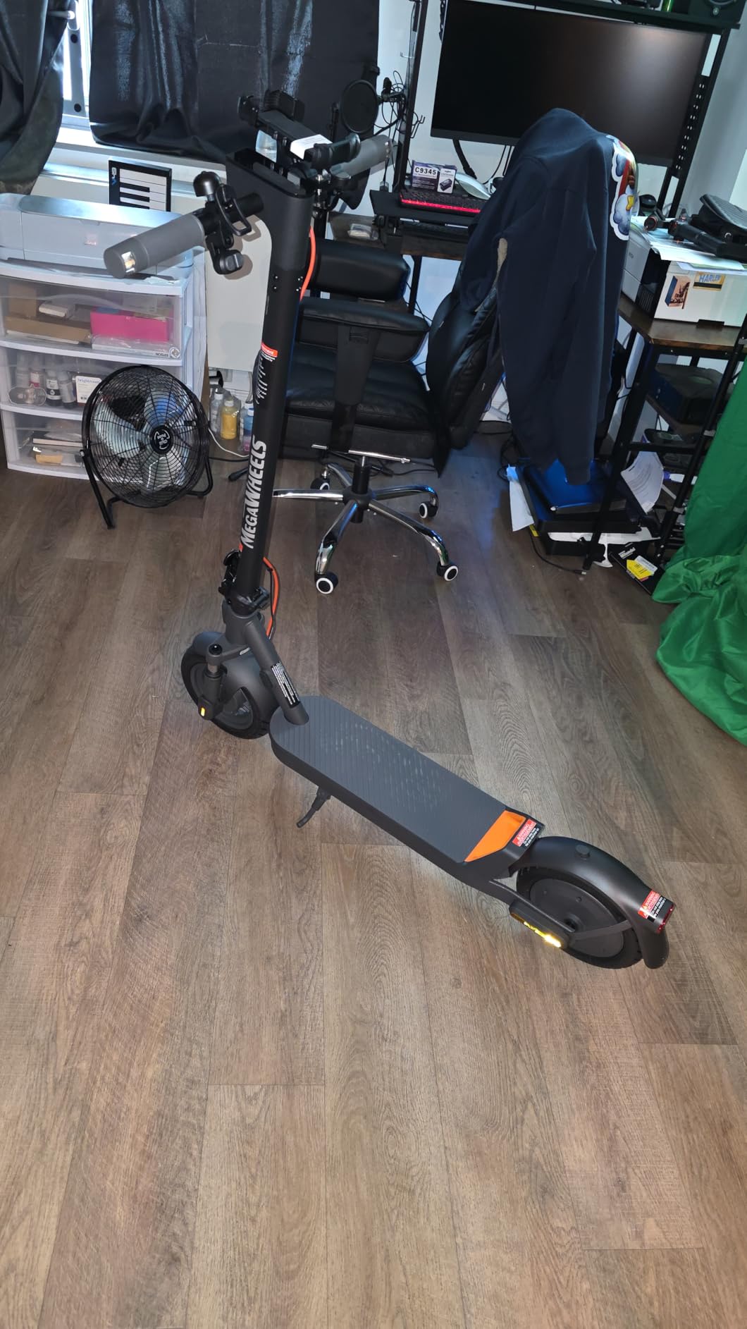 MEGAWHEELS Electric Scooter,Electric Scooter Adults Teens,10in Pneumatic Tires,350/500/600W Motor,19/31 Miles Range,15.5mph E Scooter with Smart APP Control for Commuting, Outdoor, Short Travel Gift customer photo 1