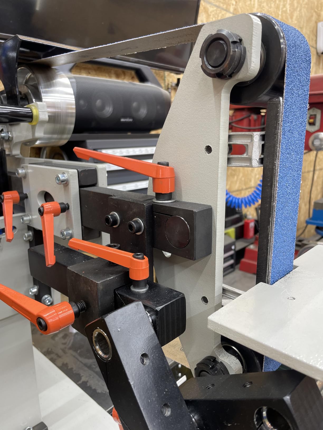 JLD 2 * 72-82Belt Grinder Sander, equipped with 2.2KW VFD, three sets of grinding heads, and 3 zirconia corundum sand belts (60 100 180) compatible with 2 * 72 sand belts customer photo 1