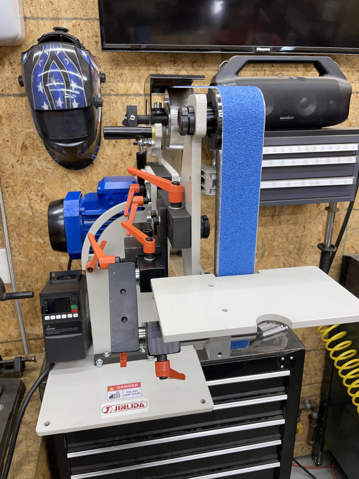 JLD 2 * 72-82Belt Grinder Sander, equipped with 2.2KW VFD, three sets of grinding heads, and 3 zirconia corundum sand belts (60 100 180) compatible with 2 * 72 sand belts customer photo 2