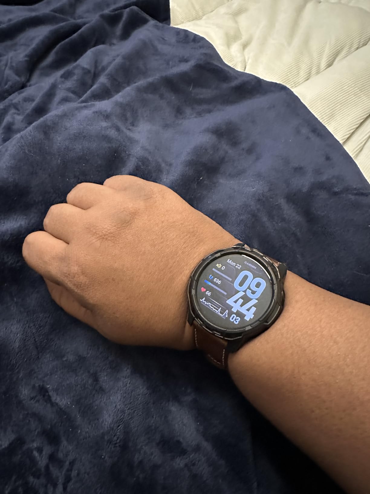 Garmin Venu 4, Advanced Health and Fitness GPS Smartwatch, Bright and Colorful Display, Built-in Flashlight, 10 Days of Battery Life, Lunar Gold customer photo 2