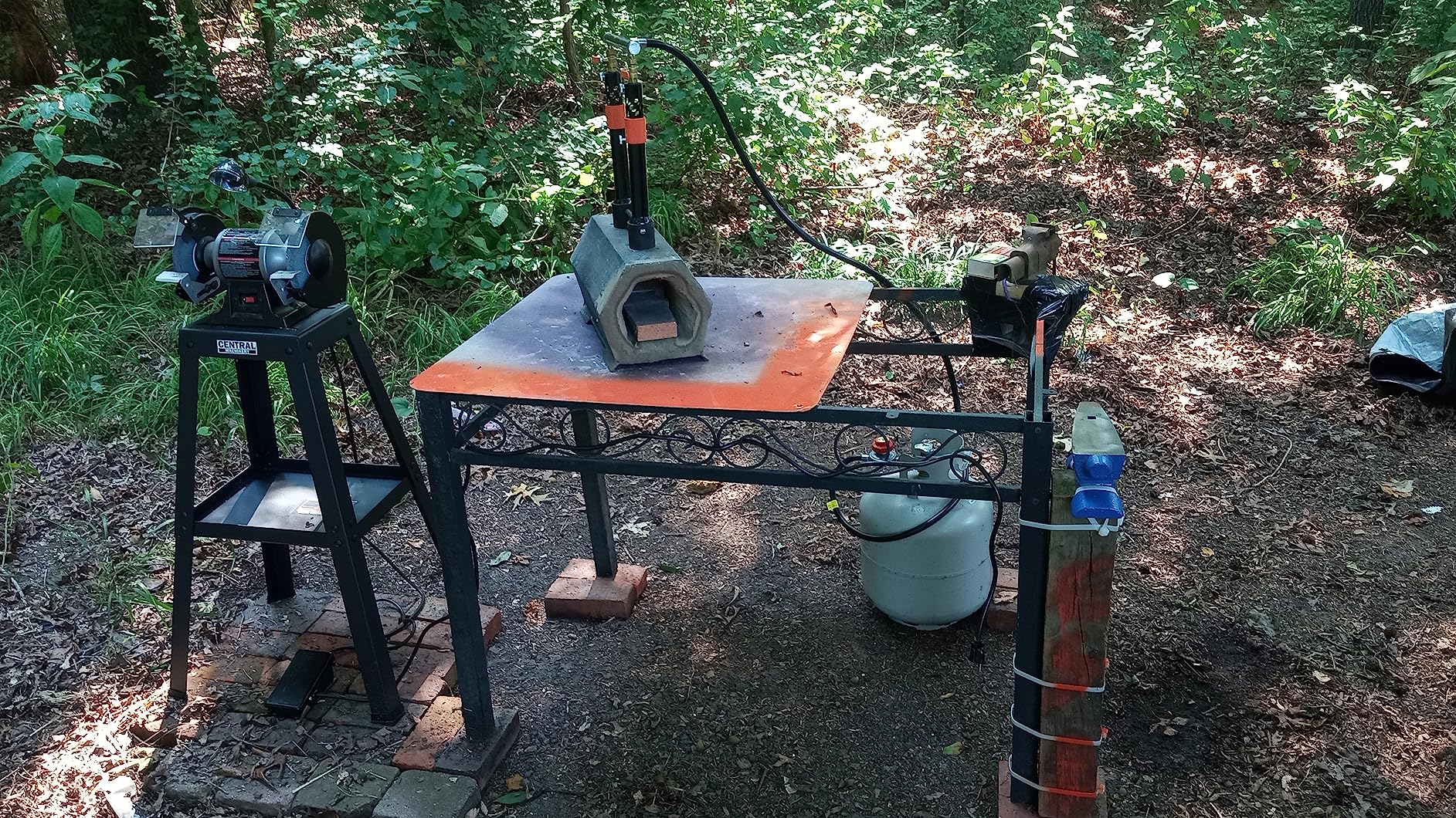 VEVOR Portable Propane Forge, 3 Burners, 2600F Tool and Knife Making Blacksmithing Farrier Forge, Large Capacity Hexagon, Cold-Rolled Steel Gas Forging Tools and Equipment customer photo 2