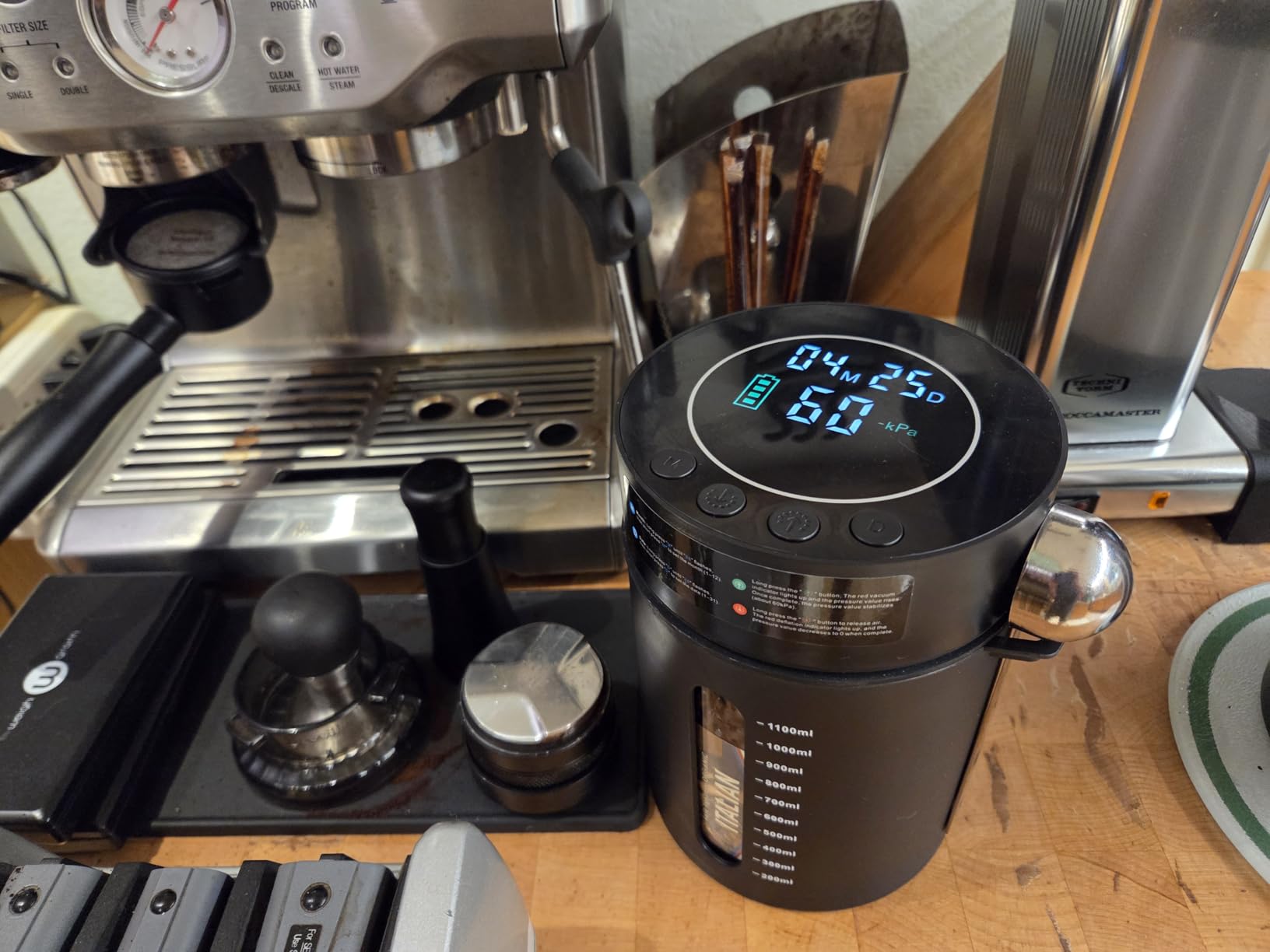 Automatic Vacuum Coffee Canister, 1.3L Coffee Container with Smart Pressure Sensor, LED Display, Window, Scoop Rechargeable Airtight Electric Coffee Bean Storage for Home Kitchen customer photo 1