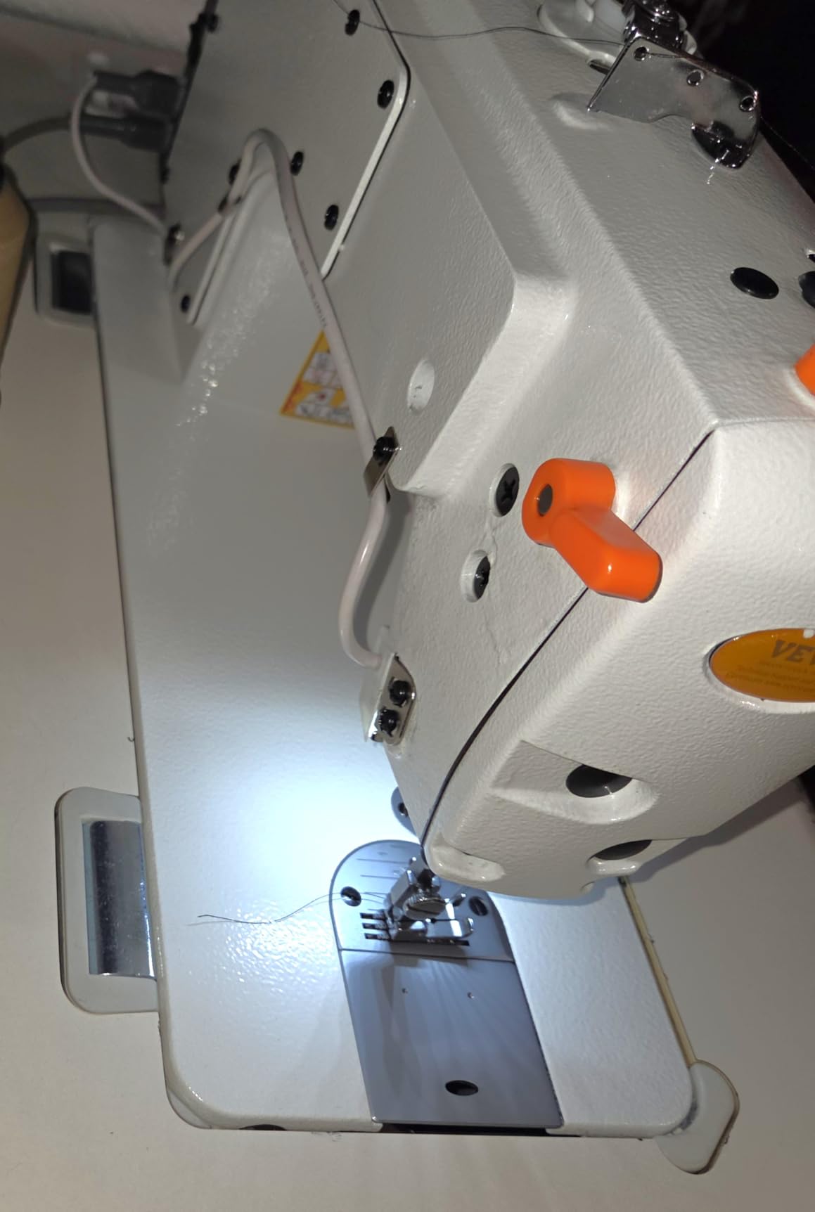 VEVOR Industrial Lockstitch Sewing Machine, 550W Commercial Set with Servo Motor & Table Stand, 5000 SPM High Speed, Metal Frame, LCD Panel, LED Light for Cotton Wool Denim Leather Canvas customer photo 1