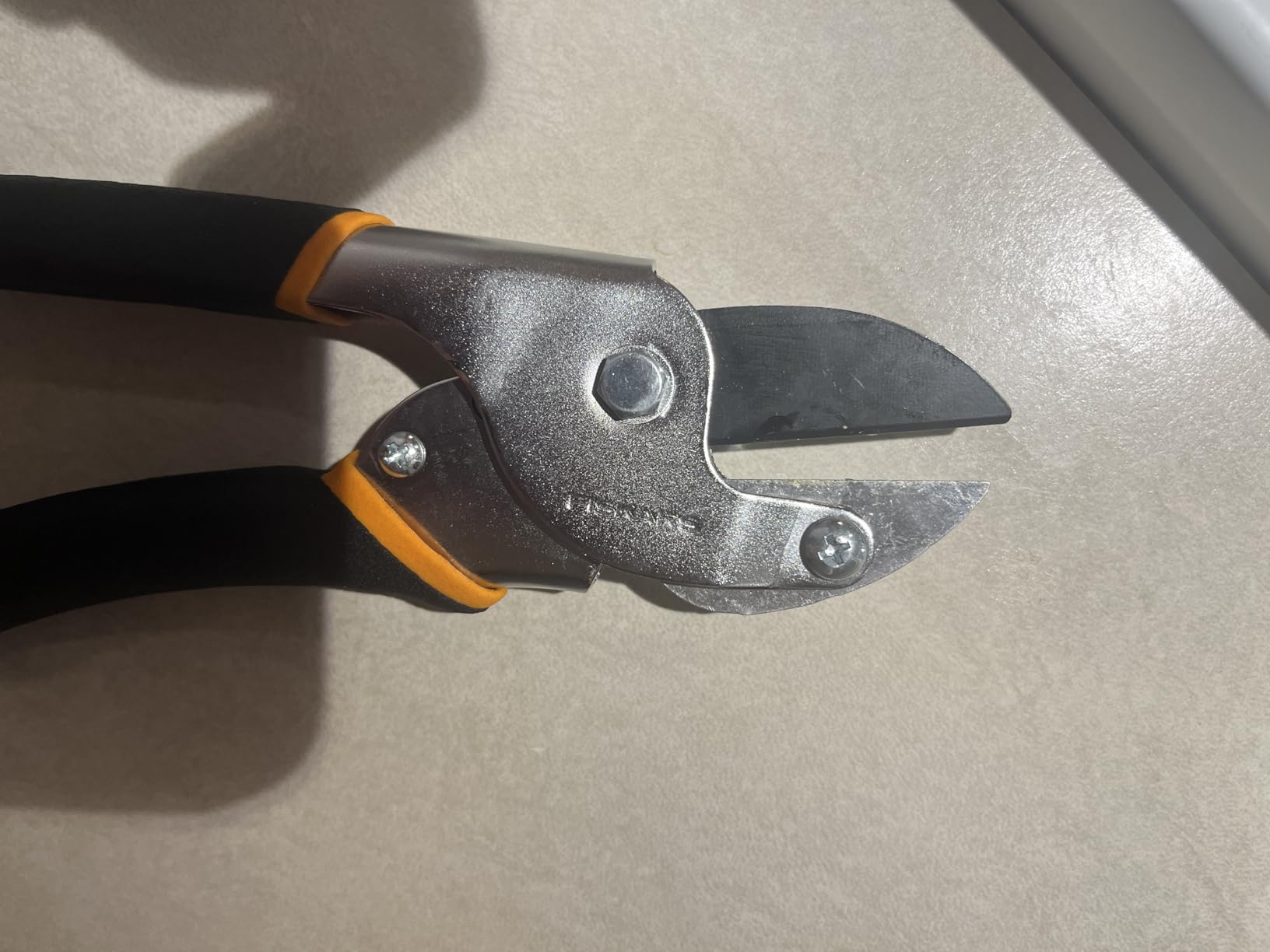 Fiskars Anvil Pruner, 5/8-Inch Cut Capacity Branch Cutter with Power-Lever Technology That Provides More Cutting Power, Best for Dry, Dead Stems and Small Branches customer photo 2