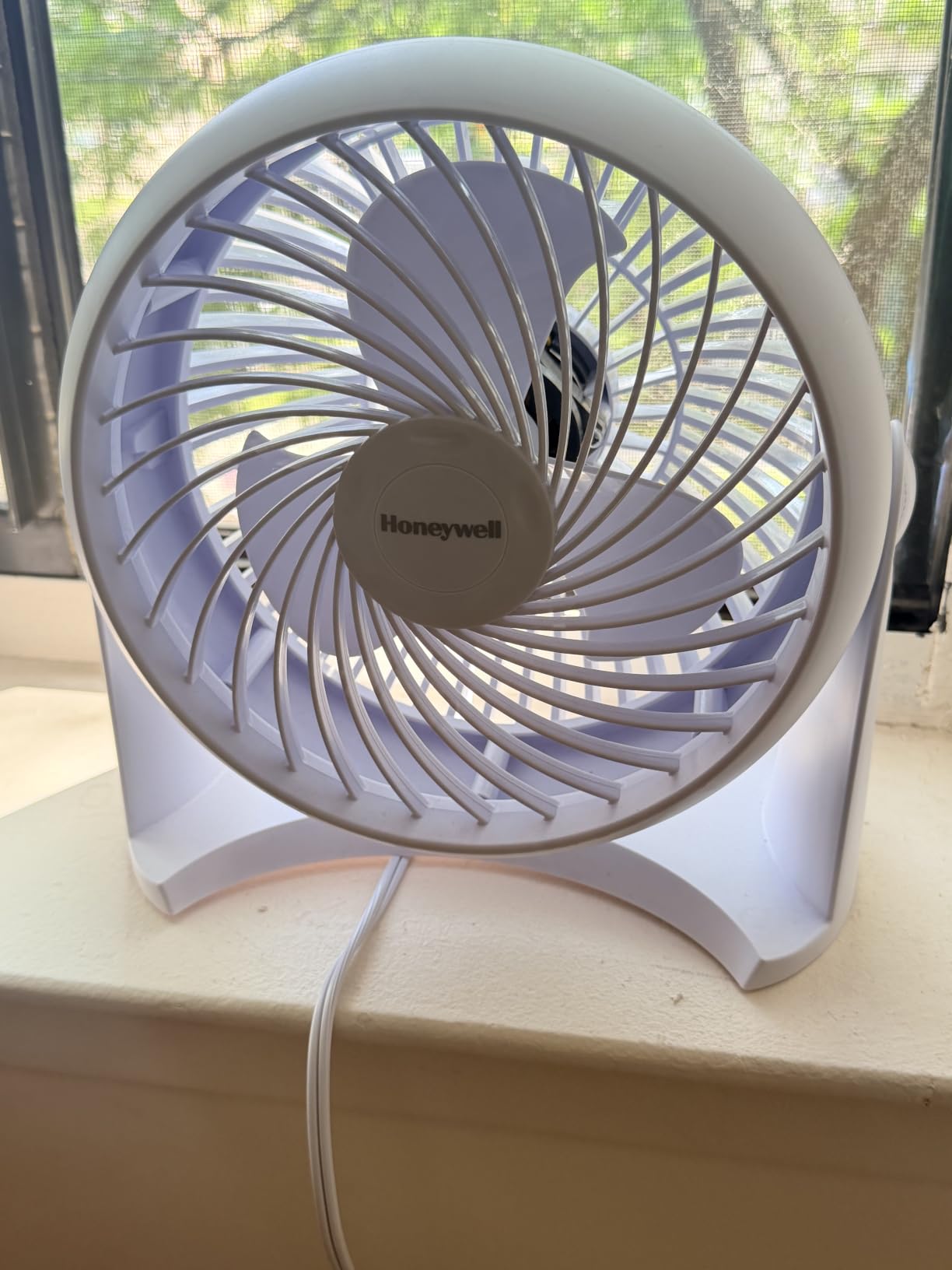 Honeywell TurboForce Air Circulator, Small Tabletop Fan, Quiet Personal Fan for Home or Office, 3 Speeds, 90 Degree Pivoting Head, White, HT-904 customer photo 2