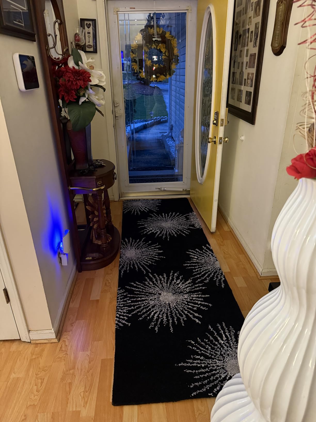 SAFAVIEH Soho Collection 5' x 8' Black / White SOH712D Handmade Starburst Premium Wool & Viscose Area Rug customer photo 1