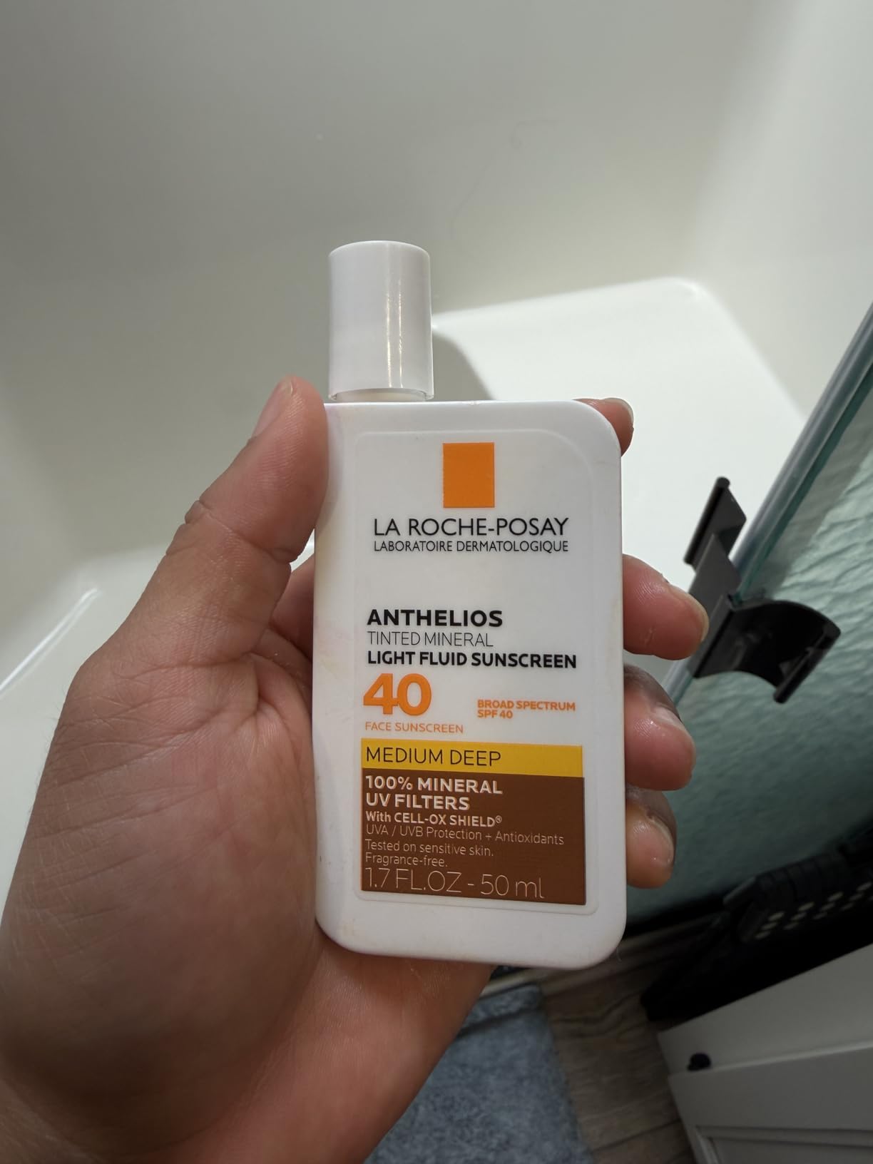 La Roche-Posay Anthelios Sunscreen SPF 40, Ultra-Light Fluid Broad Spectrum Face Sunscreen with Titanium Dioxide Mineral, Lightweight & Fast-Absorbing, Oil-Free, Matte Finish customer photo 1