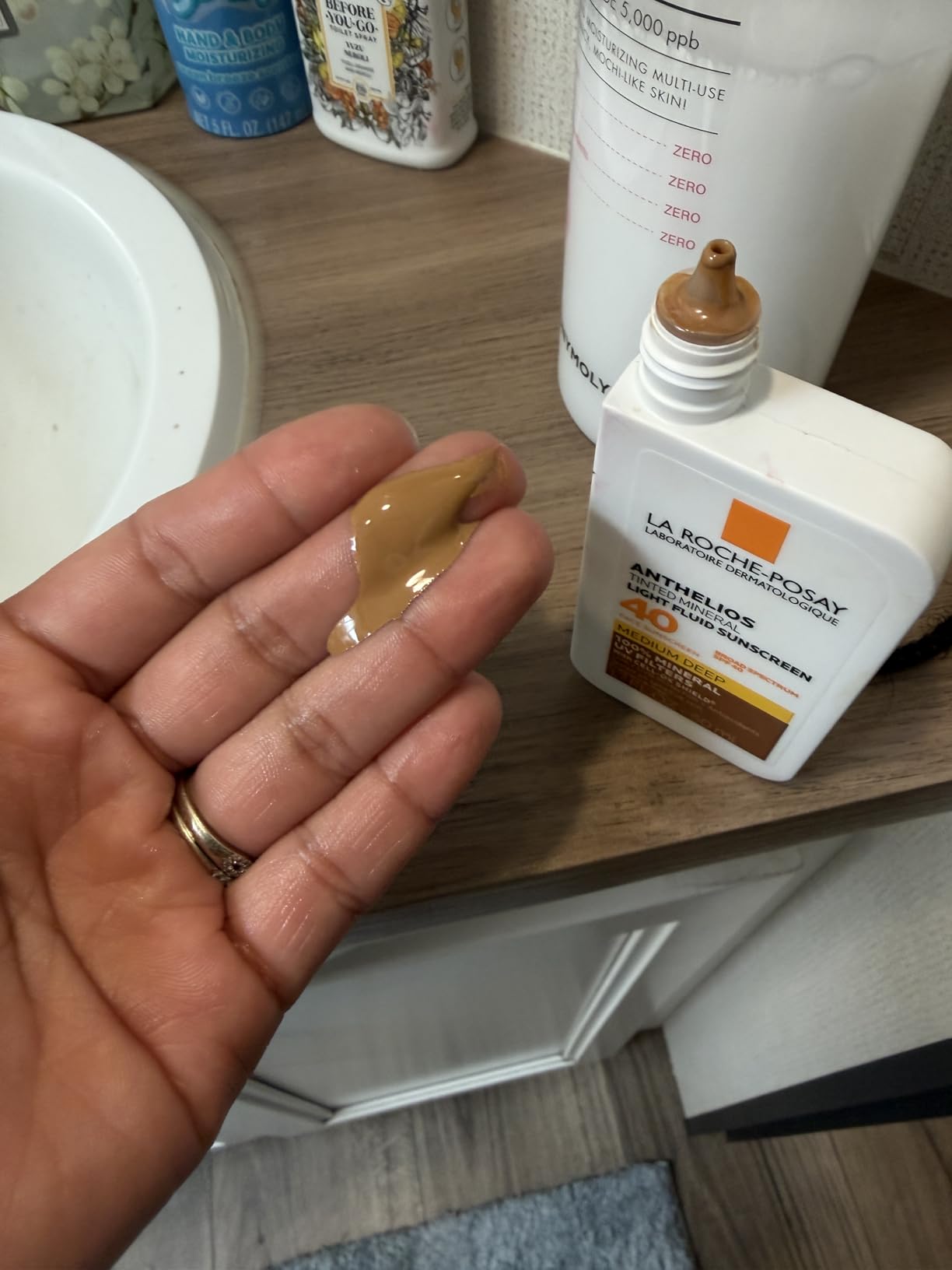 La Roche-Posay Anthelios Sunscreen SPF 40, Ultra-Light Fluid Broad Spectrum Face Sunscreen with Titanium Dioxide Mineral, Lightweight & Fast-Absorbing, Oil-Free, Matte Finish customer photo 2