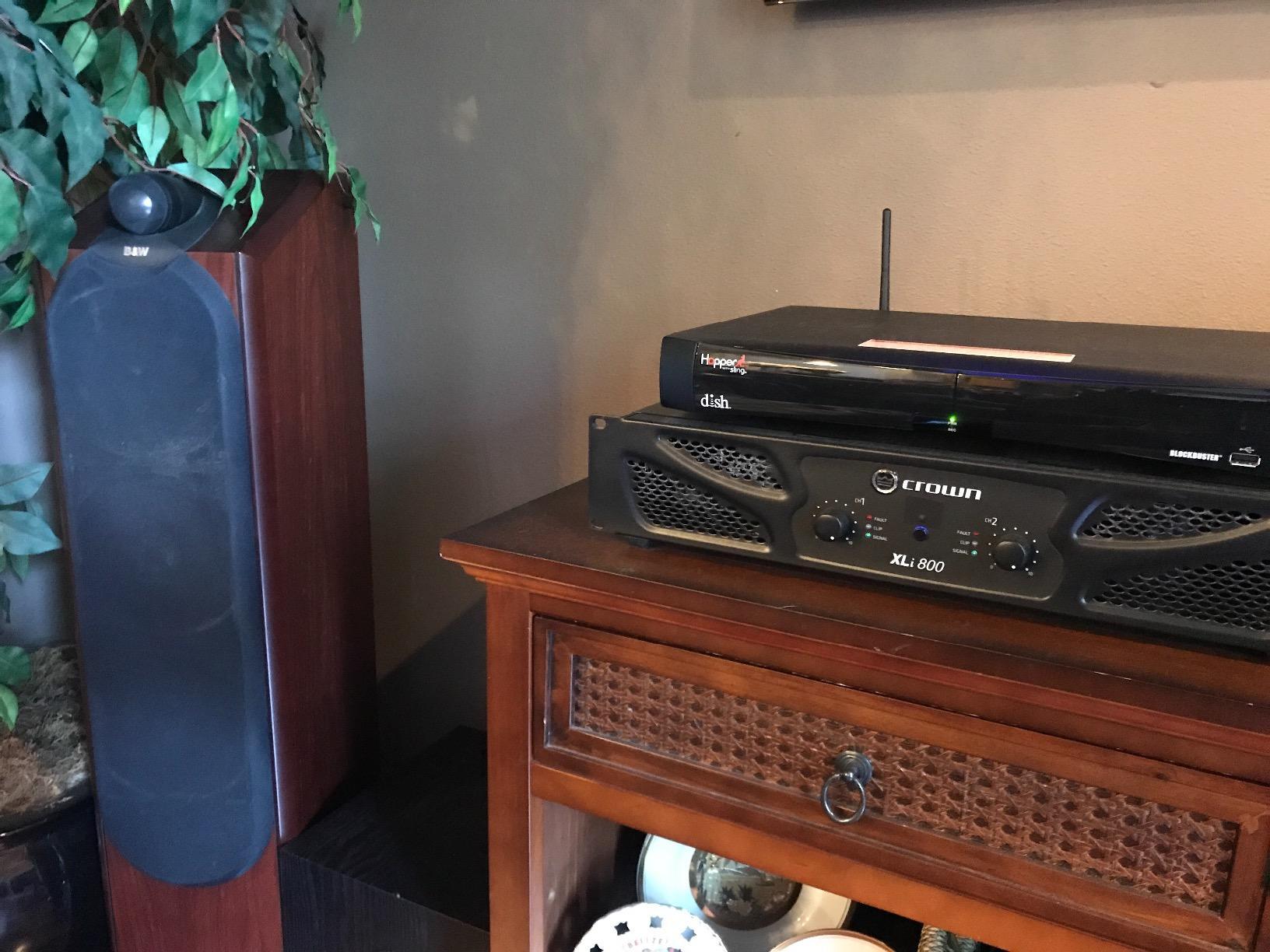 Crown XLi800 Two-channel, 600-Watt Bridged 8 Ohm Power Amplifier. Professional DJ, PA, Stage Amp. Black customer photo 1