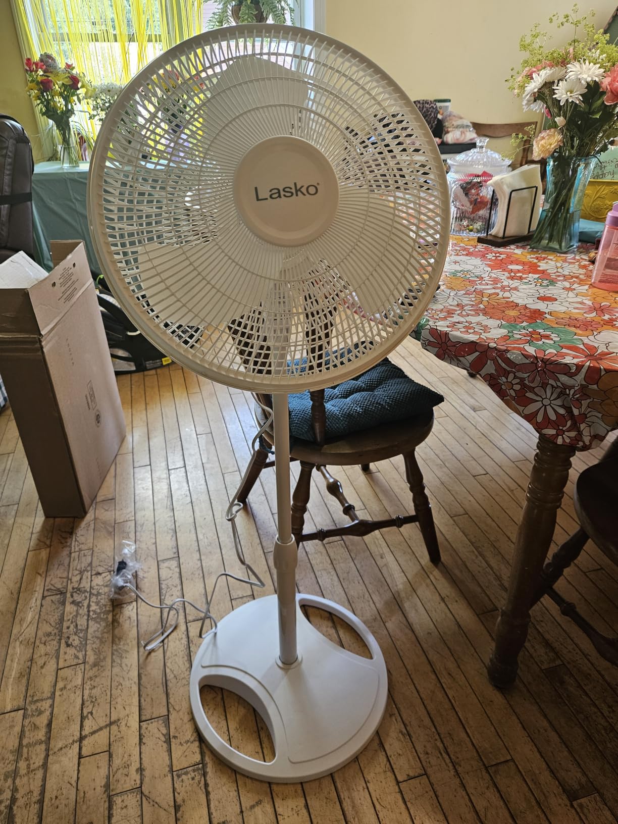 Lasko 2520 Oscillating Stand Fan, White 16 Inch customer photo 2