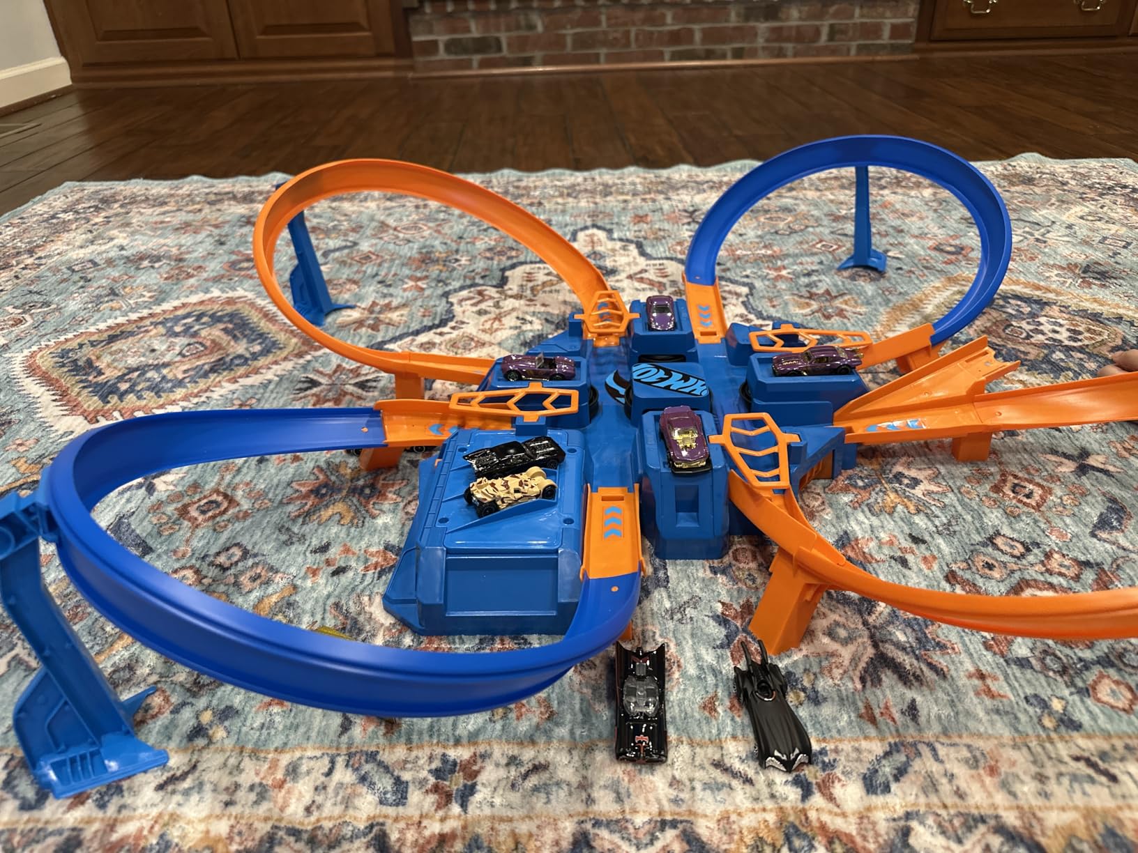 Hot Wheels Track Set with 1:64 Scale Toy Car, 4 Intersections for Crashing, Motorized Booster, Criss-Cross Crash Track customer photo 1