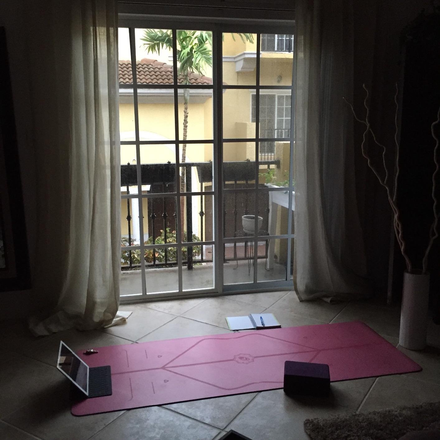 Liforme Original Yoga Mat - Patented Alignment System, Warrior-like Grip, Non-slip, Eco-friendly, Sweat-resistant, 4.2mm thick customer photo 1