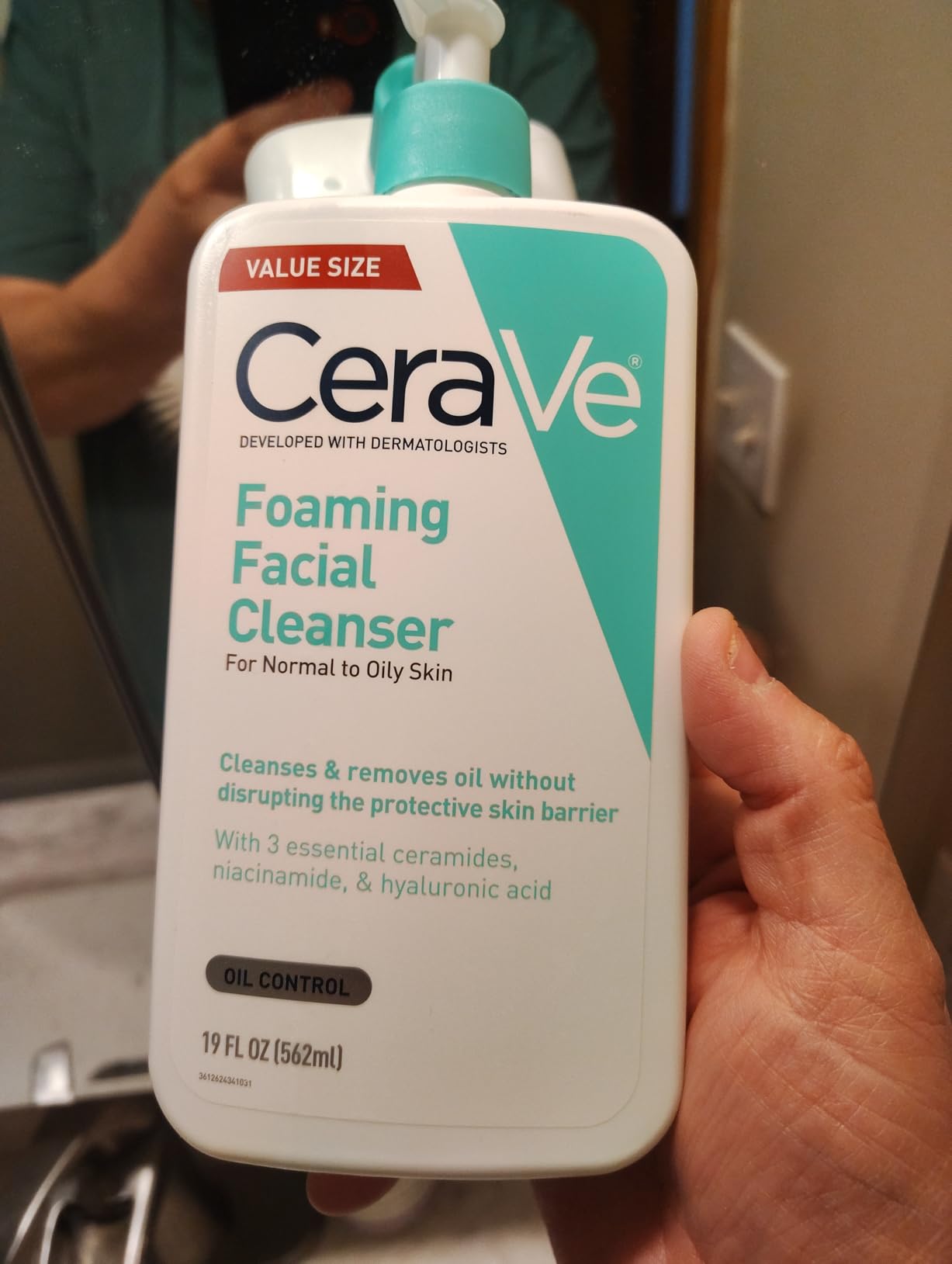 CeraVe Foaming Facial Cleanser, Daily Face Wash for Oily Skin, Hyaluronic Acid + Ceramides + Niacinamide, Fragrance Free, Non-Drying Oil Control Face Wash, 16 Fluid Ounces customer photo 1