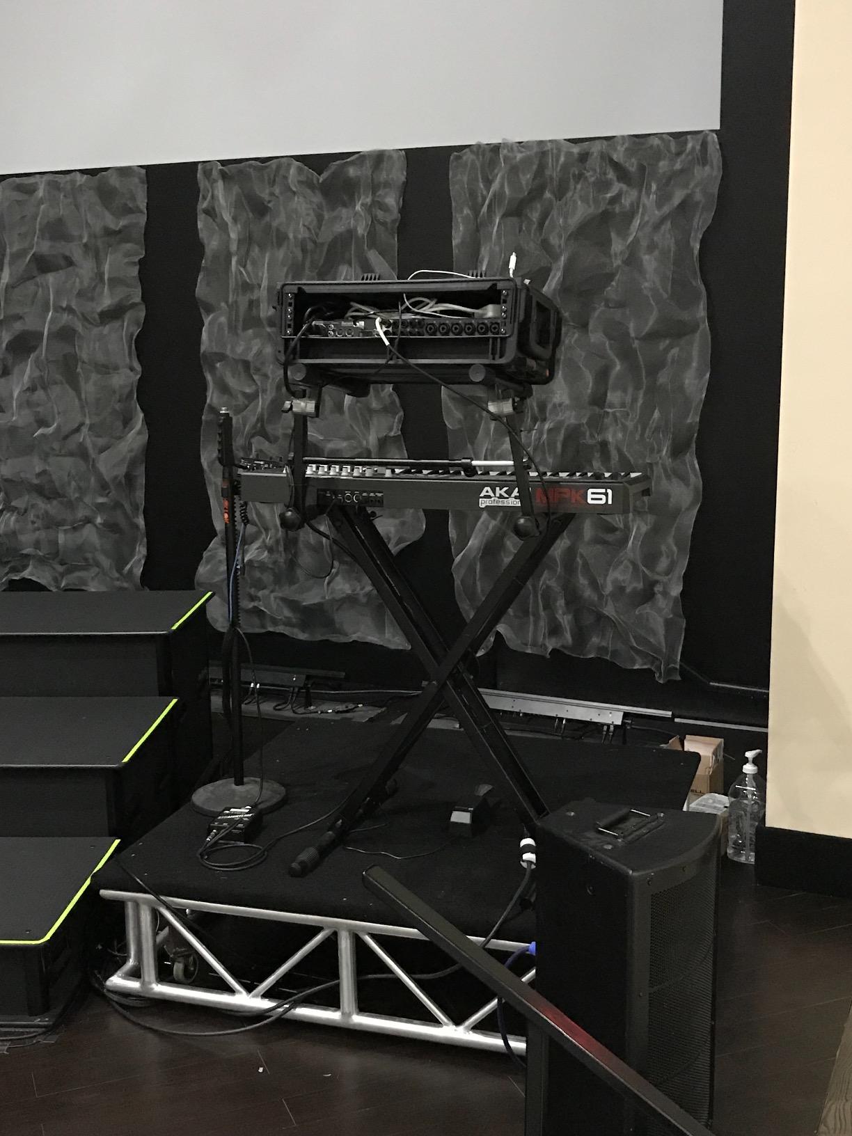 SKB Studio Flyer Rack Case - 2U Waterproof Carry-on with Laptop Surface, Molded Rack Rails, Rubber Cleats and Quiet Wheels, Ideal for Musicians, Black customer photo 1
