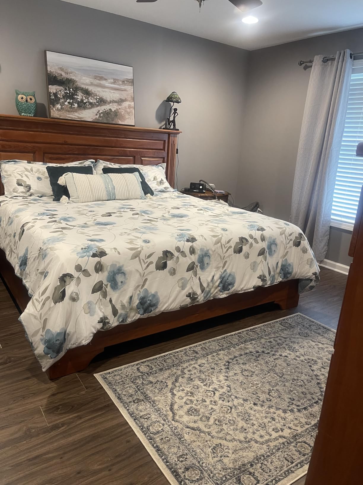 Amazon Basics White Down Alternative Comforter and Duvet Insert with Corner Tabs, Machine Washable, Full/Queen, Light customer photo 2