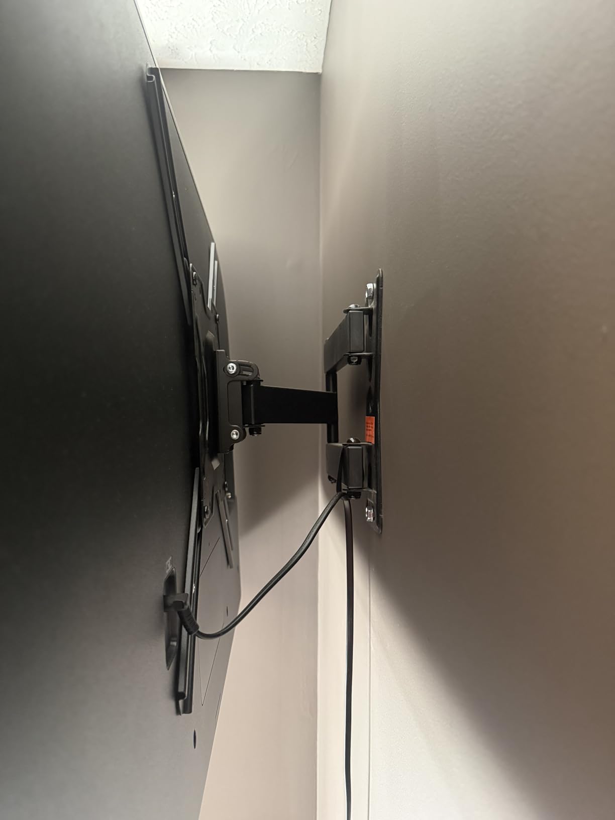 USX MOUNT UL Listed Full Motion TV Mount, Swivel Articulating Tilt TV Wall Mount for 26-65 Inch LED, 4K, Wall Mount Bracket with VESA 400x400mm Up to 77lbs, Perfect Center Design -XMM006-1 customer photo 1