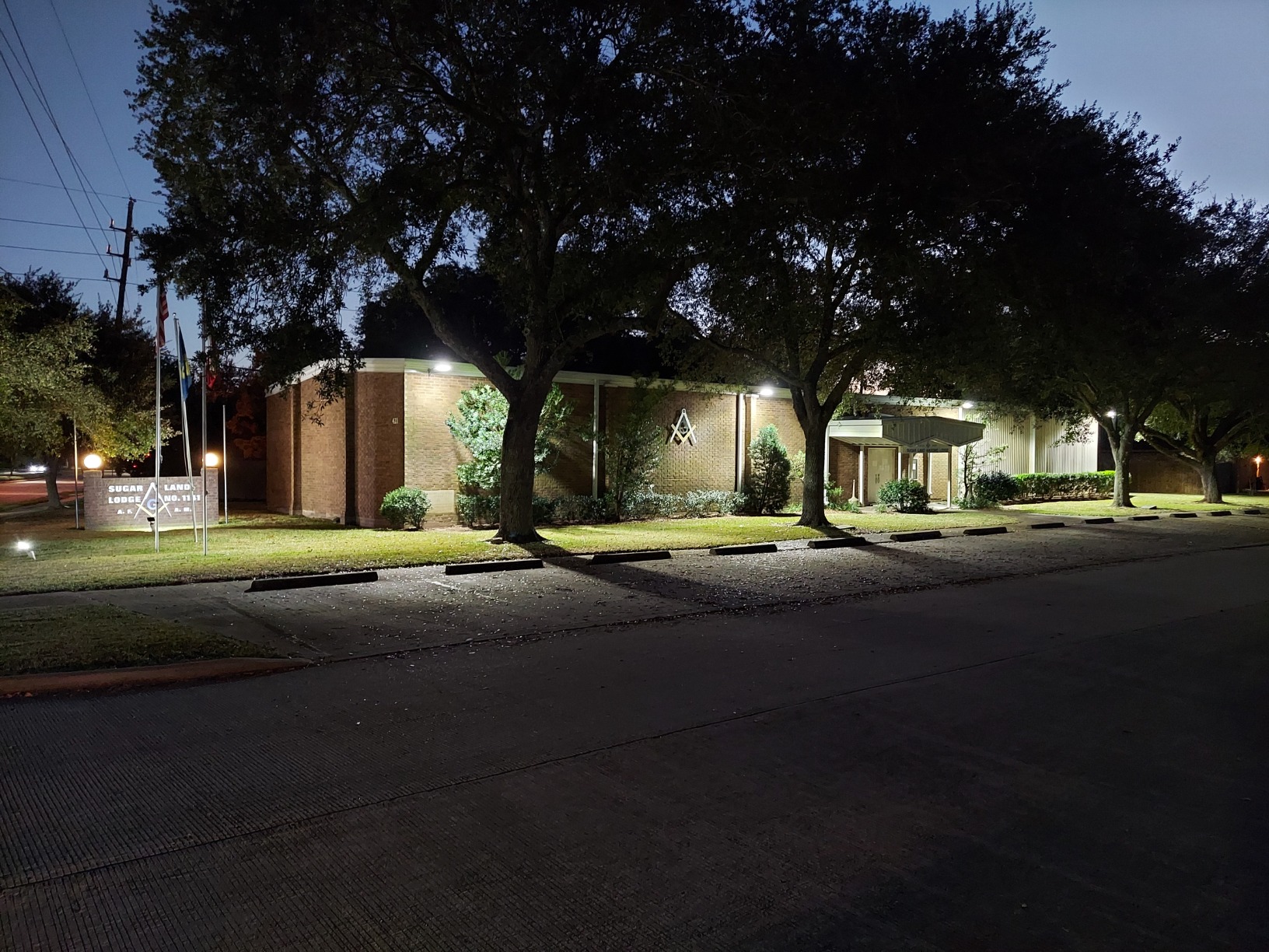 ledmo LED Parking Lot Light 200W, Commercial Outdoor Area Lighting with Dusk to Dawn Photocell, Super Bright 5000K 26000 LM Slipfitter Mount customer photo 1