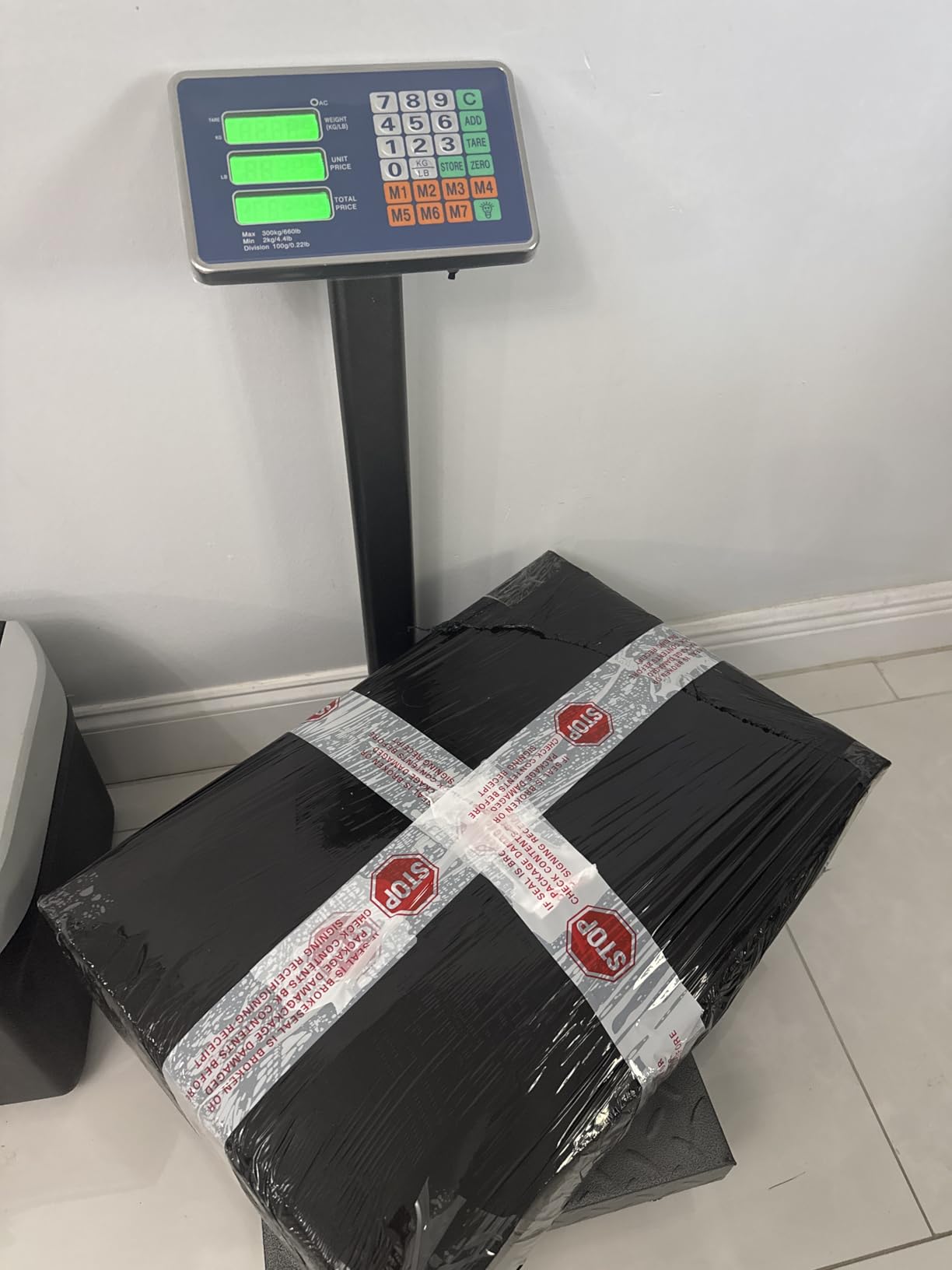 Giantex 660lbs Weight Computing Digital Scale Floor Platform Scale for Weighing Luggage Package Shipping Mailing Postal Scale with Accurate LB/KG Price Calculator, High-Definition Display (Silver) customer photo 1