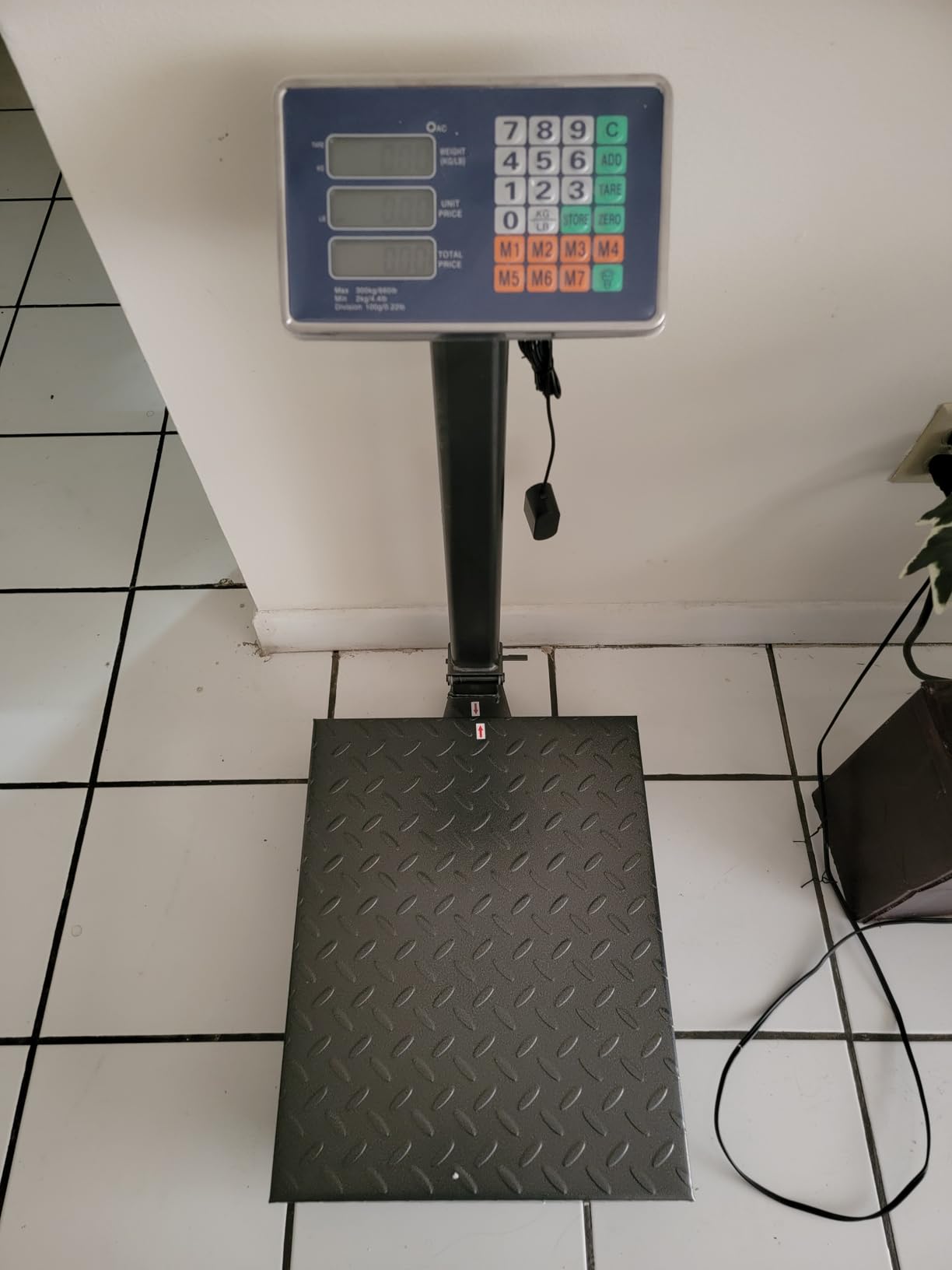 Giantex 660lbs Weight Computing Digital Scale Floor Platform Scale for Weighing Luggage Package Shipping Mailing Postal Scale with Accurate LB/KG Price Calculator, High-Definition Display (Silver) customer photo 2