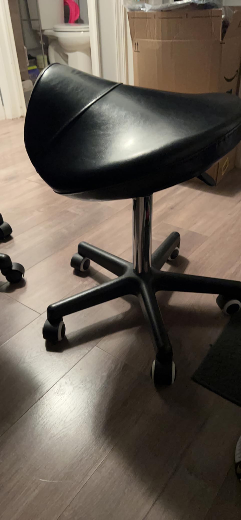 Master Massage Ergonomic Saddle Stool – Hydraulic Swivel Rolling Chair for Salon, Clinic, Tattoo, Dentist, Spa, Workshop, and Office – Black customer photo 1
