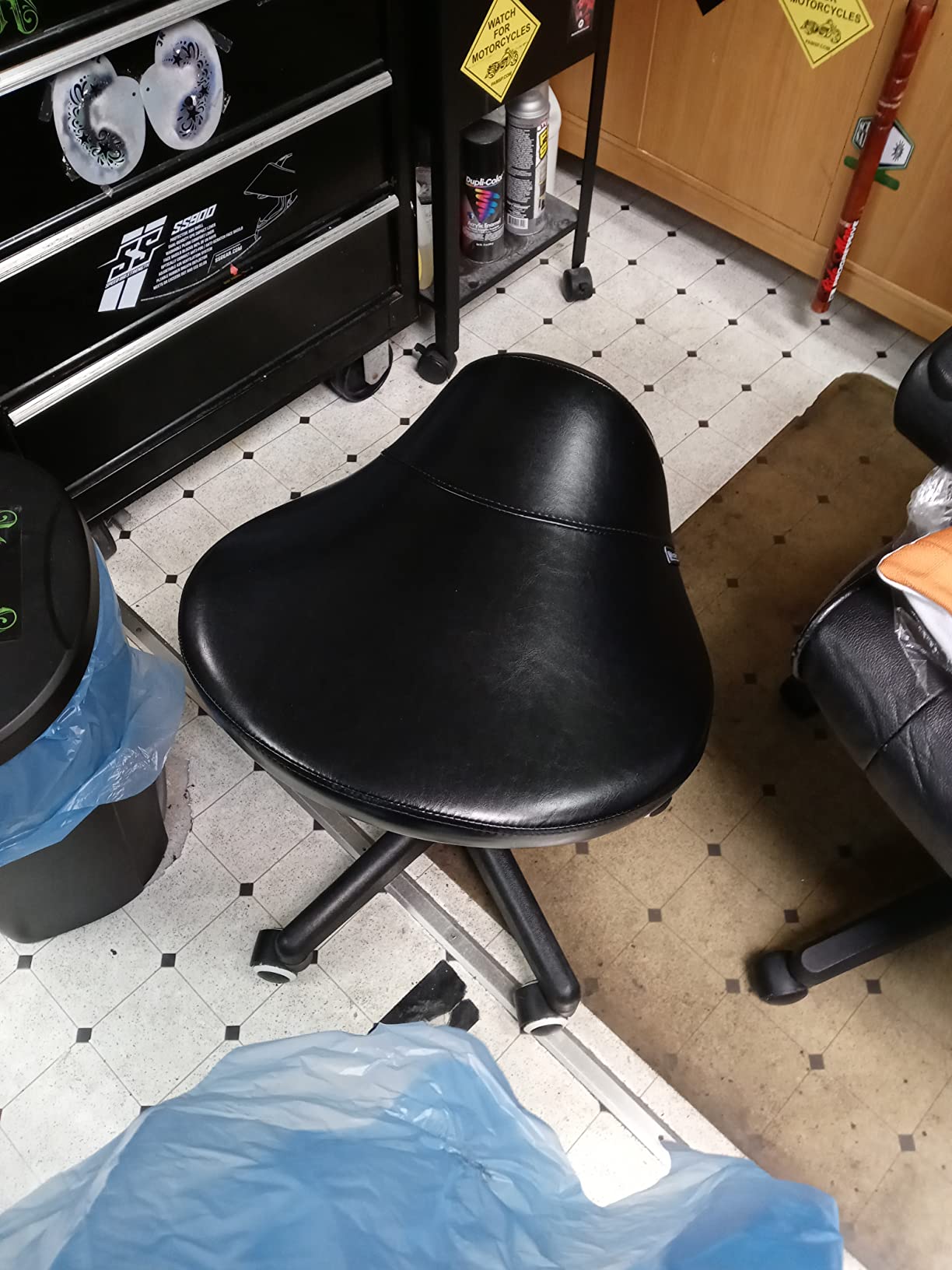 Master Massage Ergonomic Saddle Stool – Hydraulic Swivel Rolling Chair for Salon, Clinic, Tattoo, Dentist, Spa, Workshop, and Office – Black customer photo 2