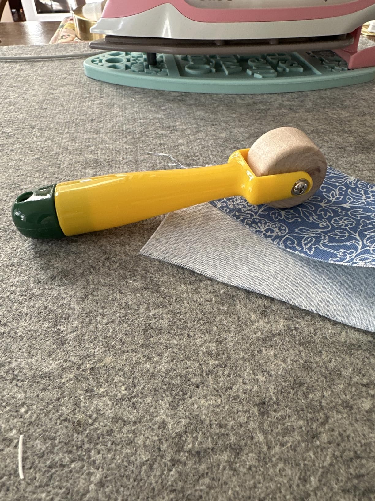 Blulu 1 Pcs Quilting Seam Roller, Sewing Seam Wallpaper Roller with Easy to Grip Handle for Quilting, Sewing, Print, Ink, Wallpaper, Home Decoration customer photo 1