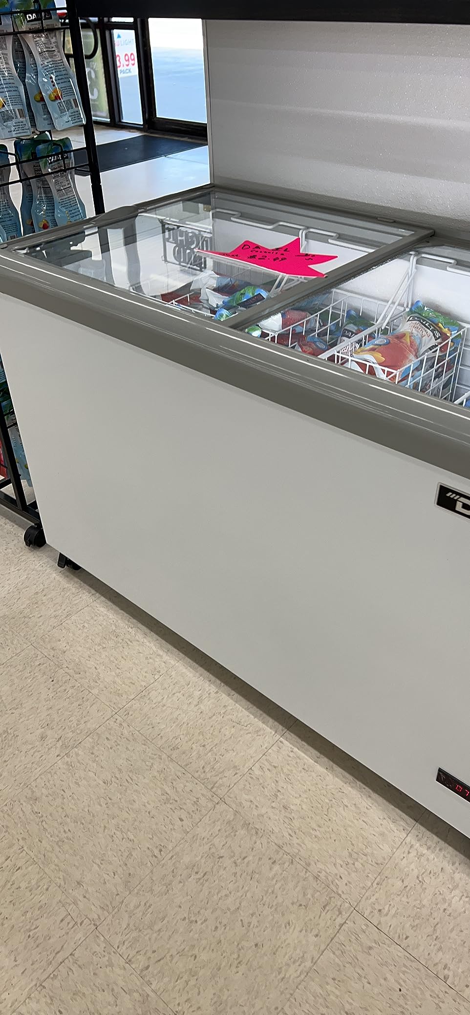 Duura Commercial Mobile Ice Cream Display Chest Freezer Sub Zero Temp Curved Glass Top Frost Free Lid with 3 Wire Baskets, 31.5 Inch Wide 4.87 Cubic Feet, White customer photo 1