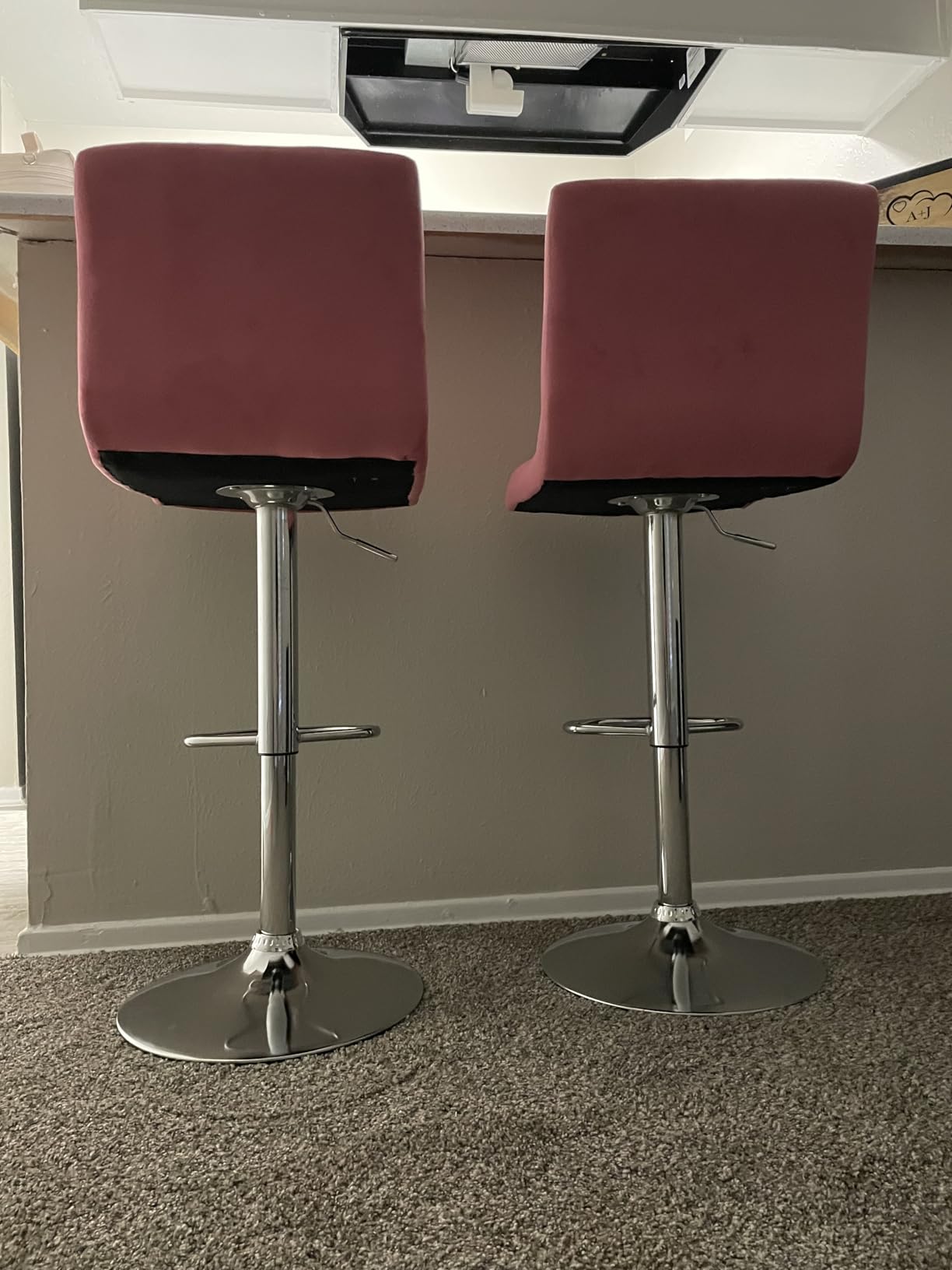 Yaheetech Bar Stools Set of 4, PU Leather Swivel Barstools, Height Adjustable Counter Chairs with Back for Bar Kitchen Island Dining Room, 300lb Capacity, Black customer photo 1