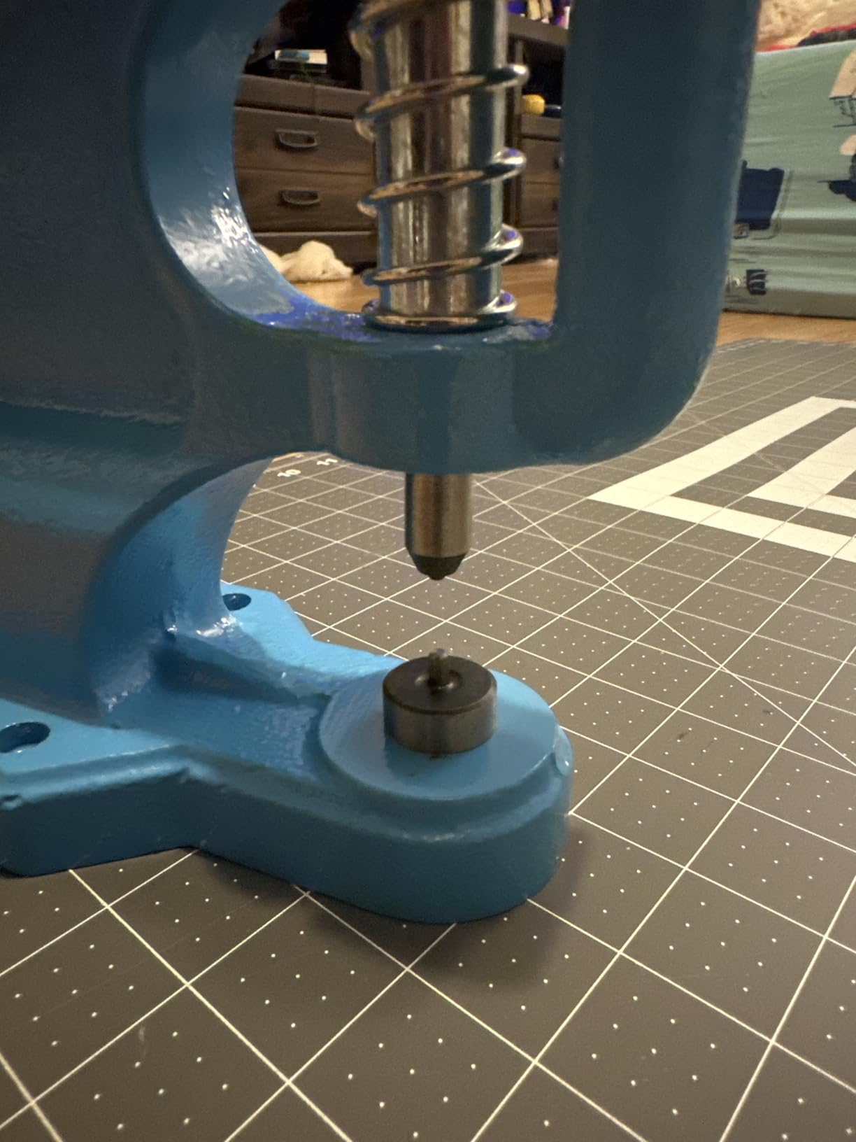 Heavy Duty Eyelet Grommet Machine Press Punch Tool Kit with 3 Dies & 900 Pcs Grommets, Self Piercing, Labor Saving, Corsetry Class Recommended customer photo 2