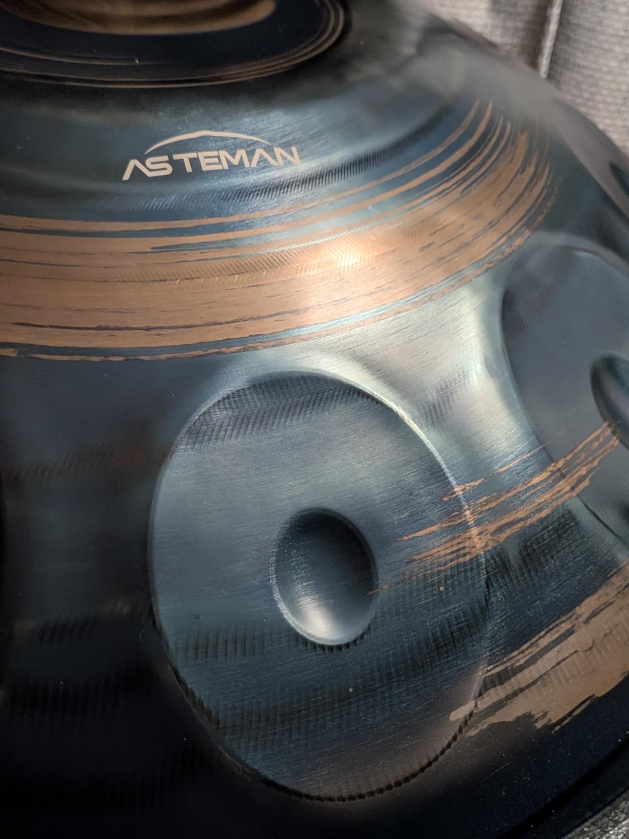 ASTEMAN Handpan in D Minor, 432hz, 22 inches with 10 notes, comes with a backpack, courses, finger sleeves, stand, cleaning cloth, and two mallets customer photo 1